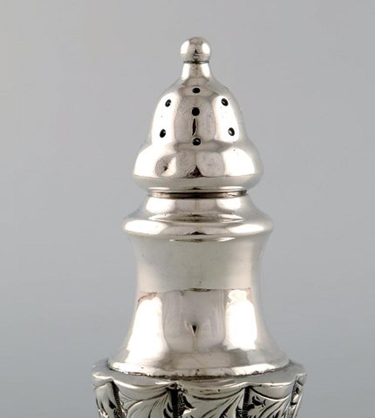 English pepper shaker in silver. Late 19th century. From large private collection.
Large selection in stock.
Stamped.
In very good condition. Minor wear.
Measures: 11 x 4.7 cm.
Provenance: British private collection.
