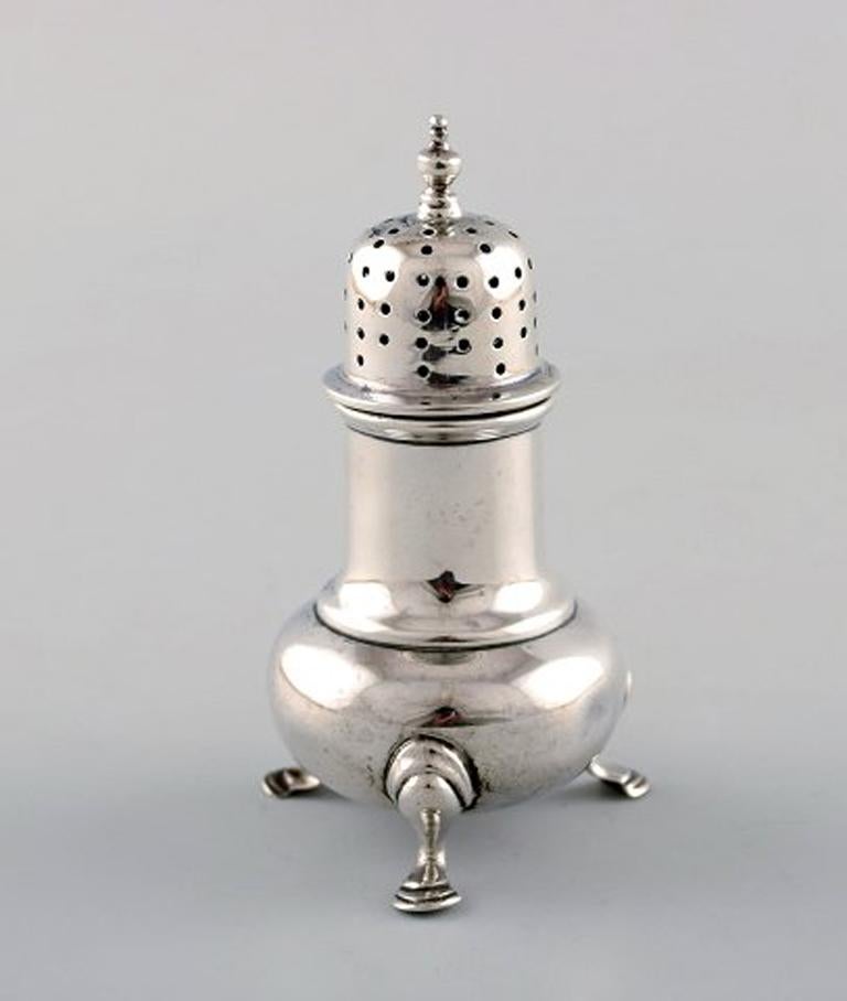 English pepper Shaker in silver, late 19th century. From large private collection.
Large selection in stock.
Stamped.
In very good condition. Minor wear.
Measures: 9.3 x 5.3 cm.
Provenance: British private collection.