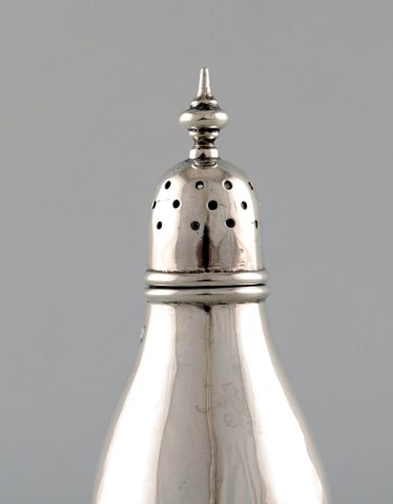 English pepper shaker in silver. Late 19th century. From large private collection.
Large selection in stock.
Stamped.
In very good condition. Minor wear.
Measures: 10.8 x 4 cm
Provenance: British private collection.