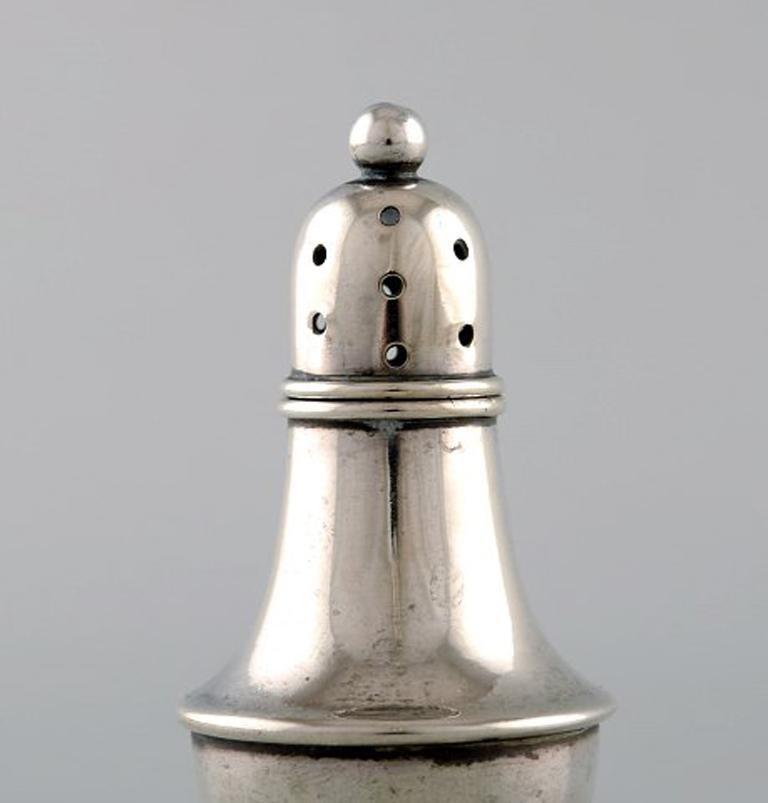 English pepper shaker in silver. Late 19th century. From large private collection.
Large selection in stock.
Stamped.
In very good condition. Minor wear.
Measures: 7 x 3.3 cm
Provenance: British private collection.
