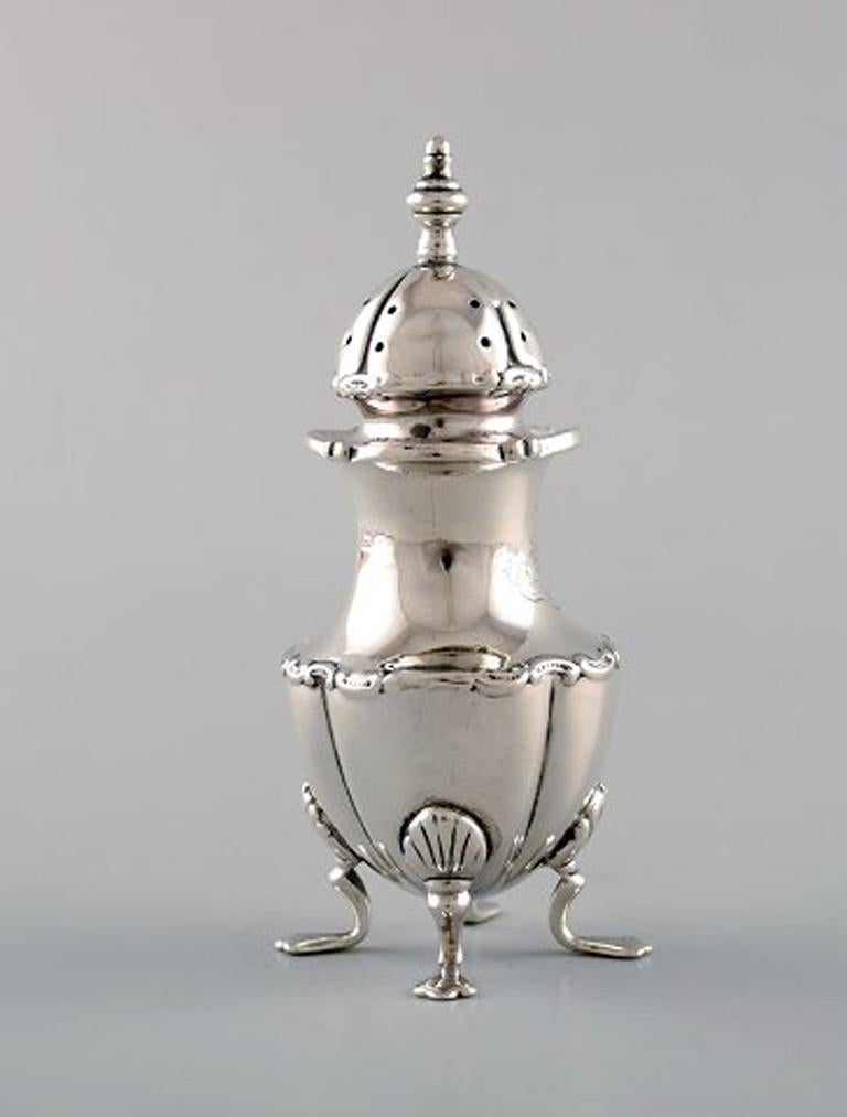 English pepper shaker in silver. Late 19th century. From large private collection.
Large selection in stock.
Stamped.
In very good condition. Minor wear.
Measures: 9.8 x 4.1 cm.
Provenance: British private collection.