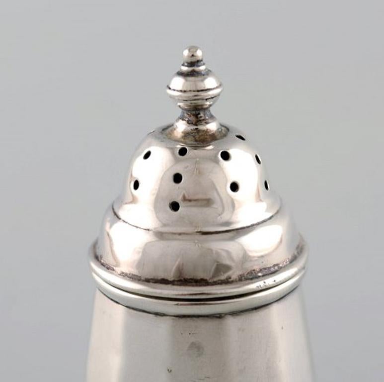 English pepper shaker in silver, late 19th century. From large private collection.
Large selection in stock.
Stamped.
In very good condition. Minor wear.
Measures: 7 x 3.1 cm.
Provenance: British private collection.