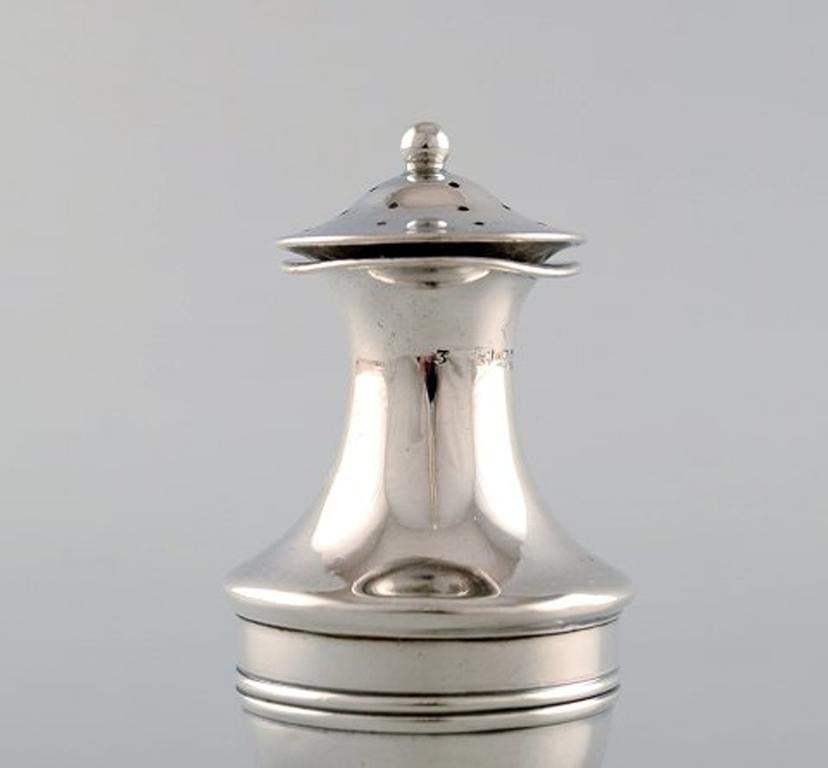 English pepper shaker in silver. Late 19th century. From large private collection.
Large selection in stock.
Stamped.
In very good condition. Minor wear.
Measures: 8.3 x 4 cm.
Provenance: British private collection.