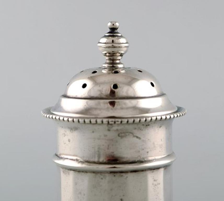 English pepper shaker in silver. Late 19th century. From large private collection.
Large selection in stock.
Stamped.
In very good condition. Minor wear.
Measures: 8 x 4.2 cm
Provenance: British private collection.
