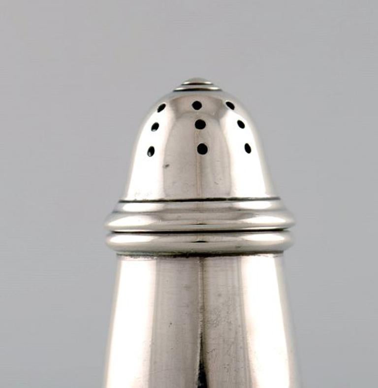 English pepper shaker in silver. Late 19th century. From large private collection.
Large selection in stock.
Stamped.
In very good condition. Minor wear.
Measures: 7,5 x 3 cm.
Provenance: British private collection.