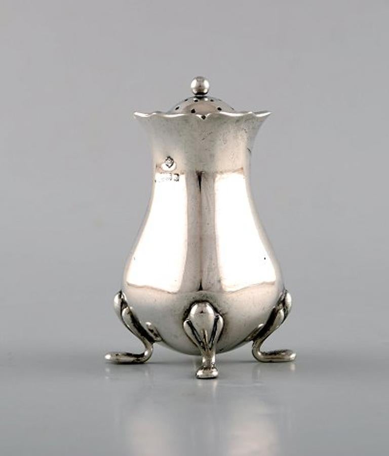 English pepper shaker in silver, late 19th century. From large private collection.
Large selection in stock.
Stamped.
In very good condition. Minor wear.
Measures: 7.5 x 4.3 cm.
Provenance: British private collection.