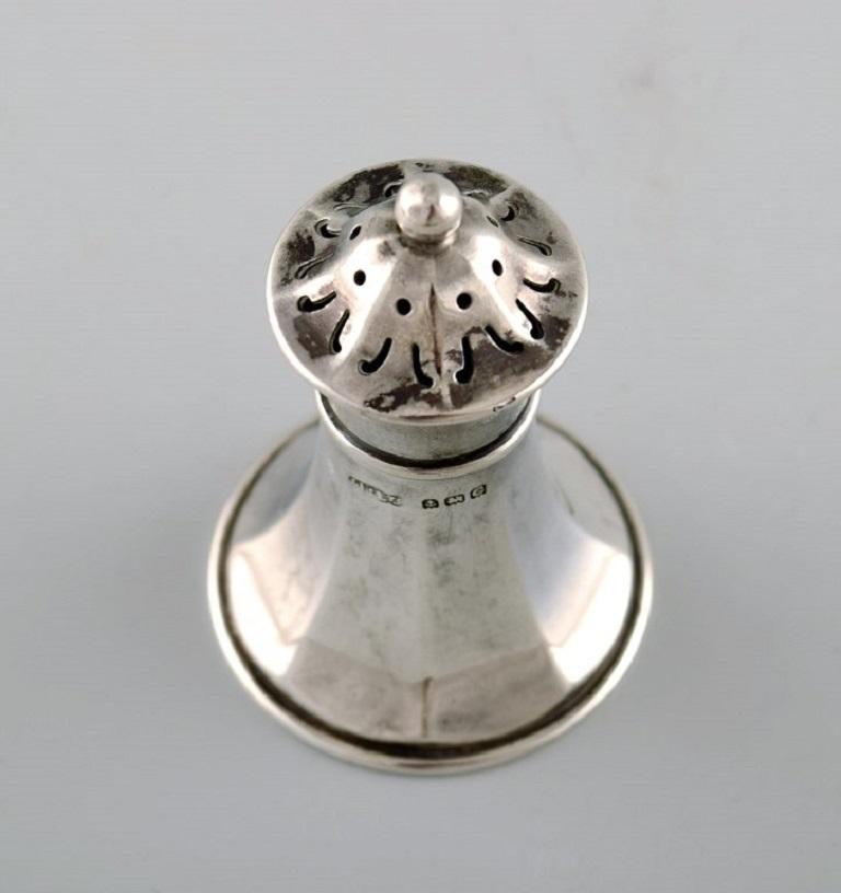 English pepper shaker in silver, late 19th century. From large private collection.
Large selection in stock.
Stamped.
In very good condition. Minor wear.
Measures: 6.5 x 4.5 cm.
Provenance: British private collection.