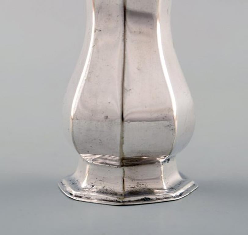 Late Victorian English Pepper Shaker in Silver, Late 19th Century For Sale