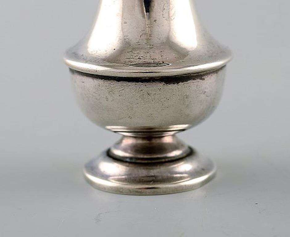 Late Victorian English Pepper Shaker in Silver, Late 19th Century For Sale