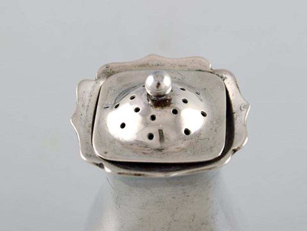 Late Victorian English Pepper Shaker in Silver, Late 19th Century For Sale