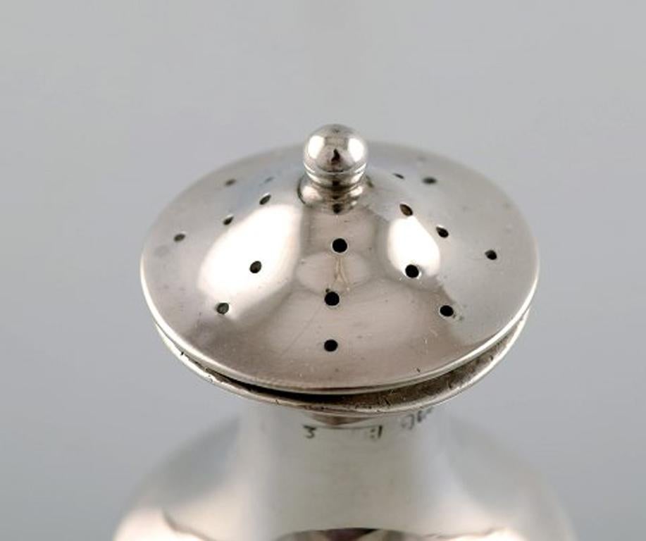 English Pepper Shaker in Silver, Late 19th Century In Good Condition For Sale In Copenhagen, DK