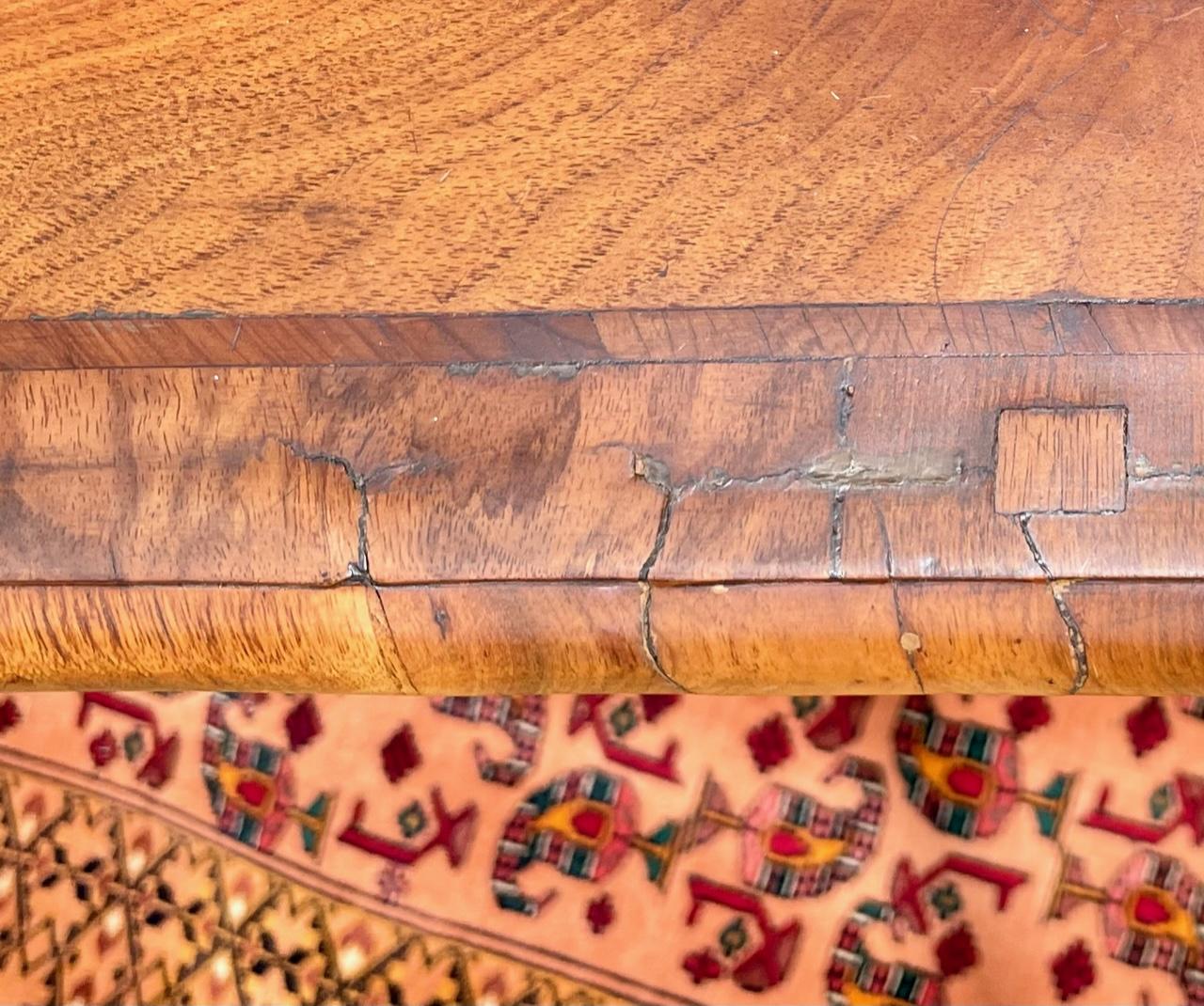 Periodo Inglés Siglo XVIII Queen Anne Lowboy de Nogal en venta 5