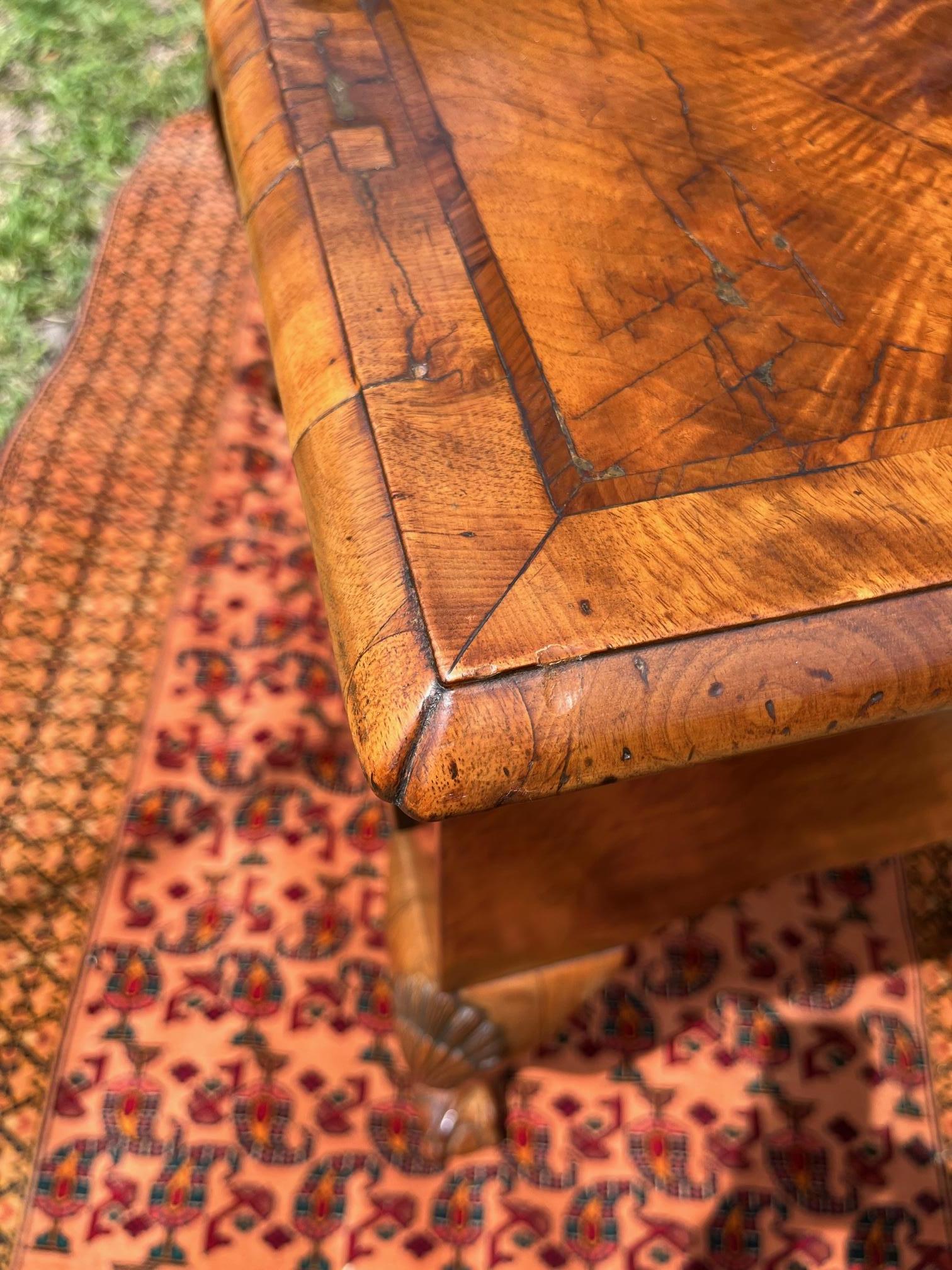 Periodo Inglés Siglo XVIII Queen Anne Lowboy de Nogal en venta 7