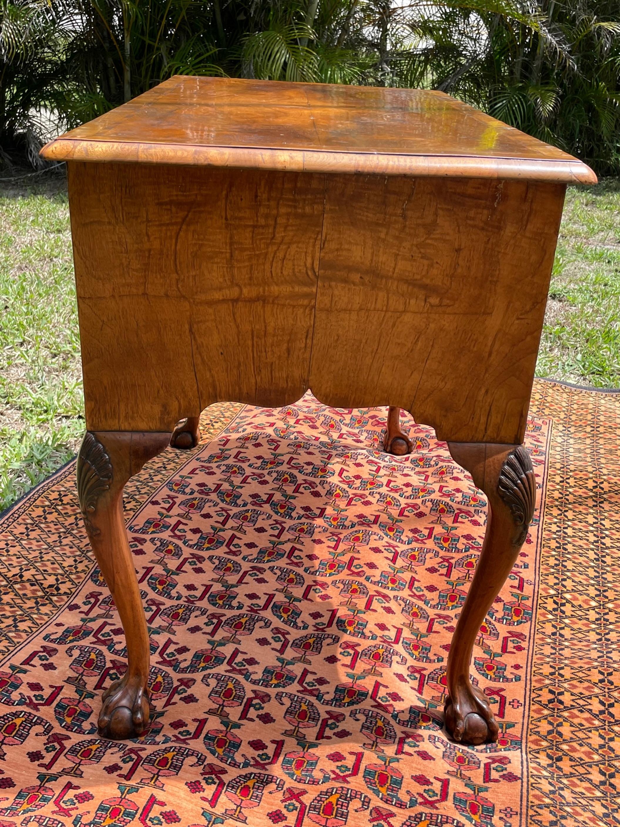 Periodo Inglés Siglo XVIII Queen Anne Lowboy de Nogal siglo XVIII y antes en venta