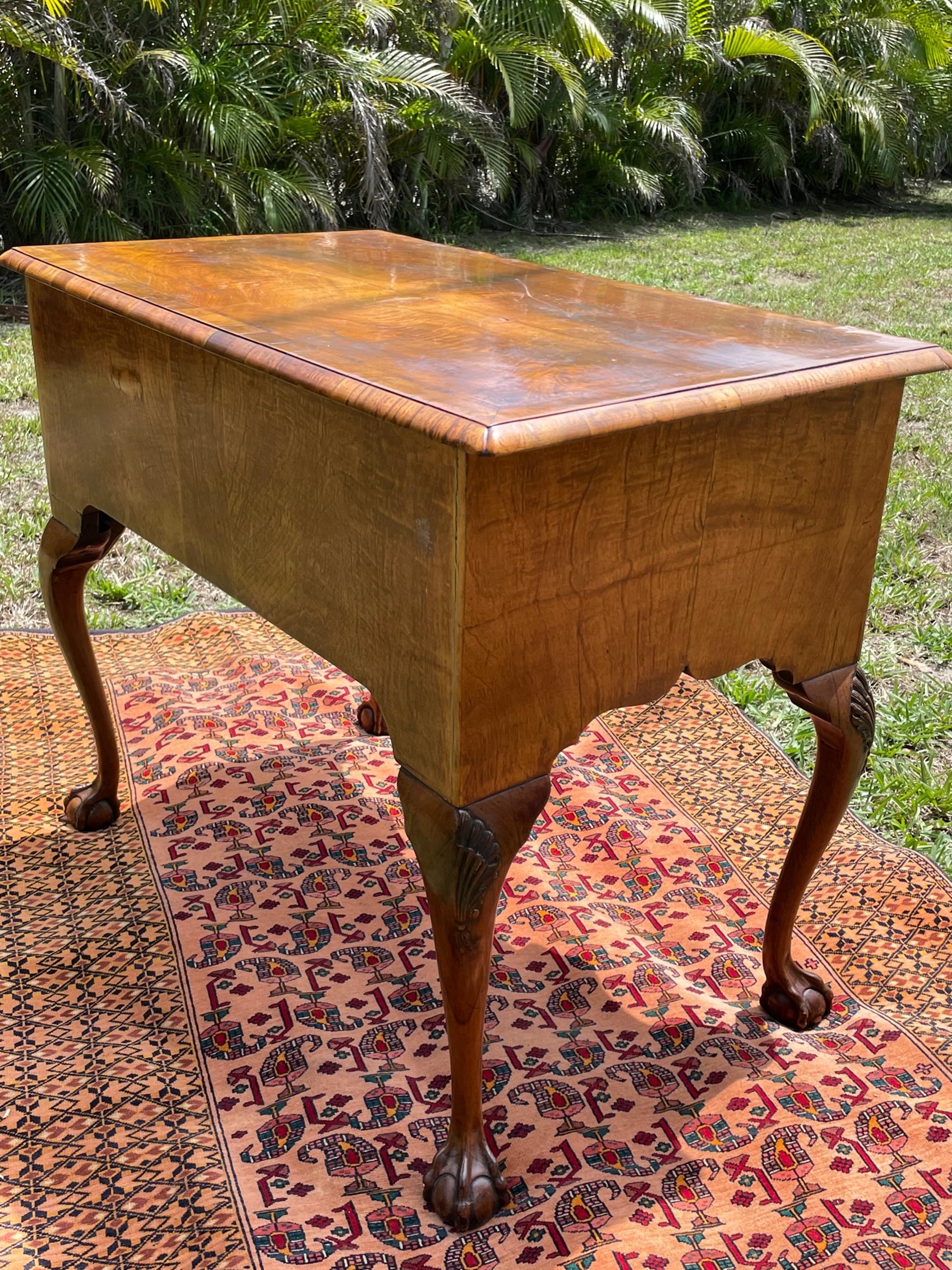 XVIIIe siècle et antérieur Commode basse en noyer de la période anglaise Queen Anne du 18ème siècle en vente