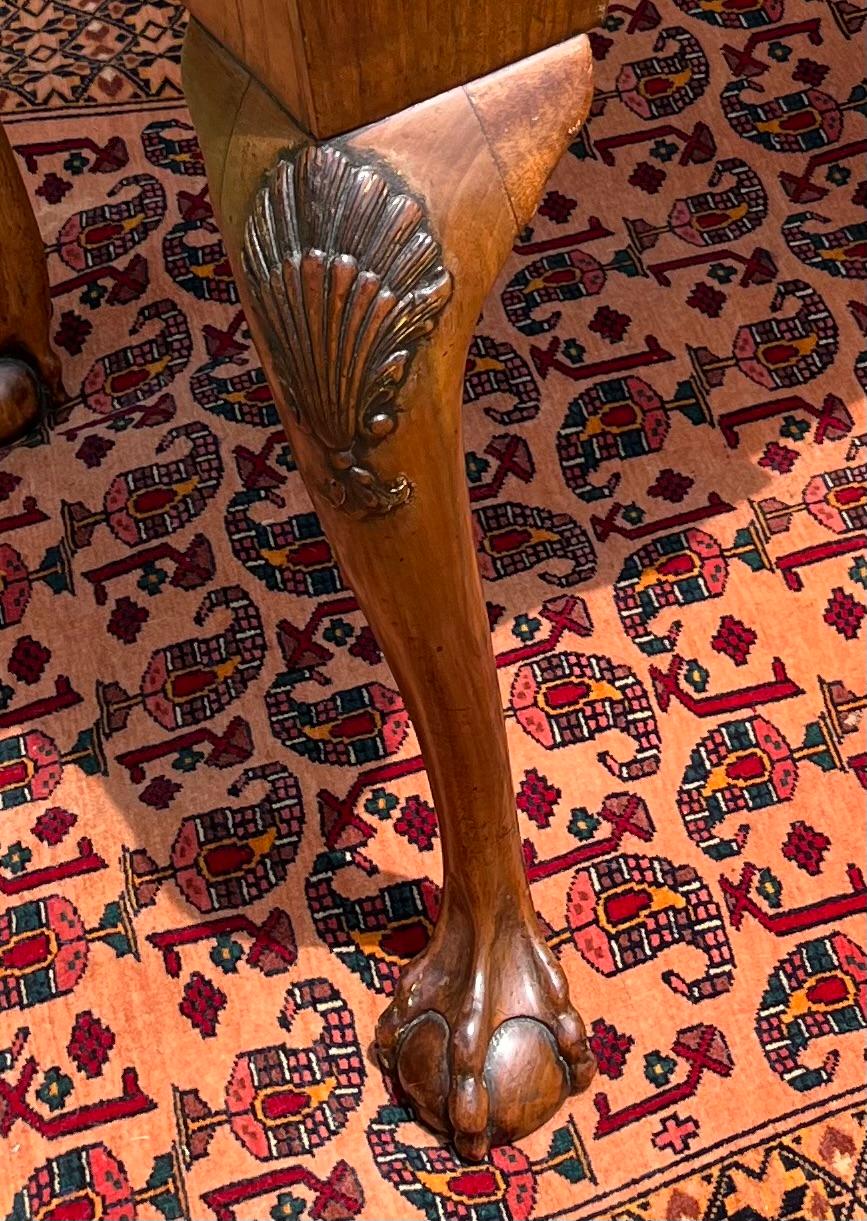 Periodo Inglés Siglo XVIII Queen Anne Lowboy de Nogal en venta 2