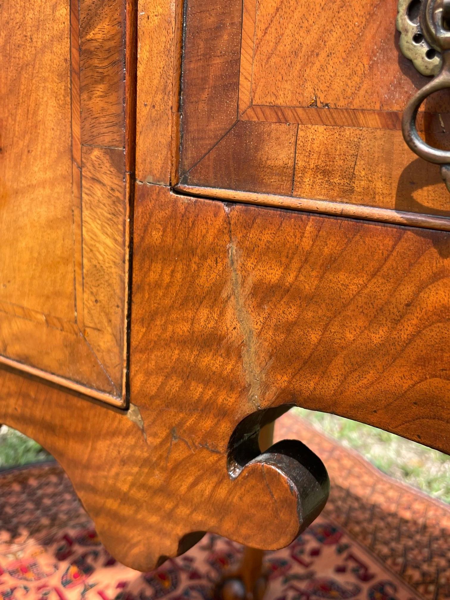 Periodo Inglés Siglo XVIII Queen Anne Lowboy de Nogal en venta 4