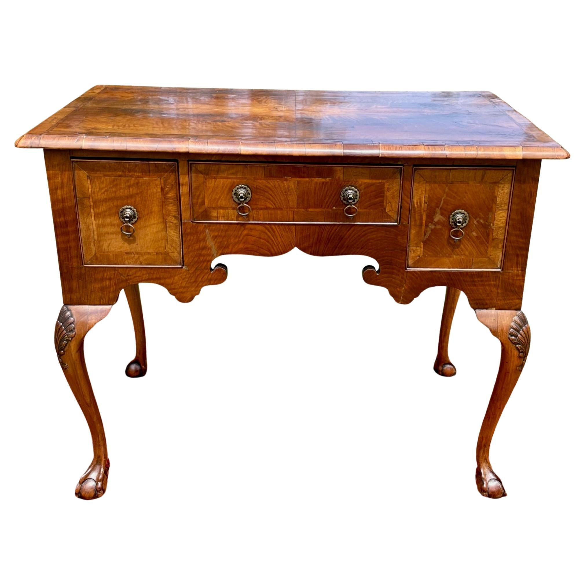 Commode basse en noyer de la période anglaise Queen Anne du 18ème siècle en vente