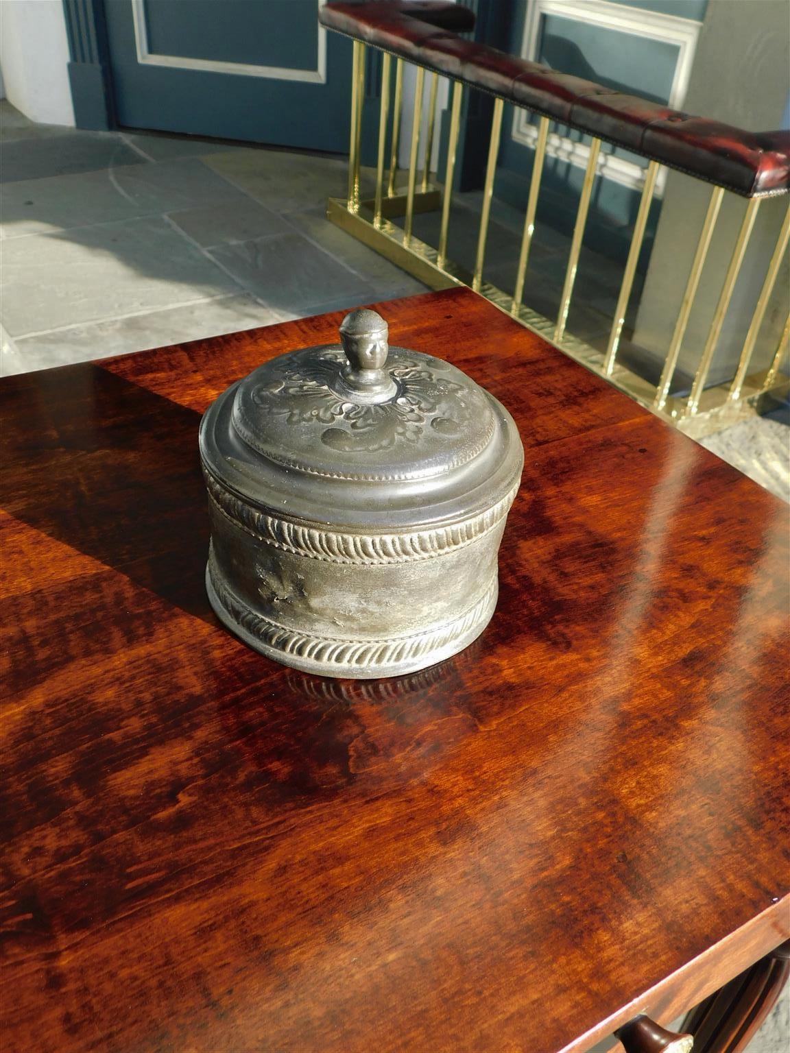 Pot à tabac décoratif en étain anglais avec feuillage et personnage, couvercle à bord moulé et bordures en corde à godrons, fin du XVIIIe siècle.