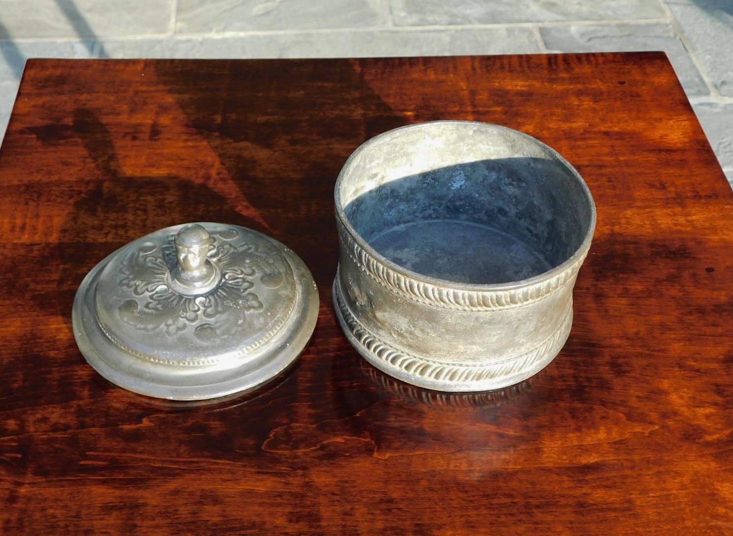 Anglais Pot à tabac décoratif en étain anglais avec feuillage et figurines godronnées, vers 1780 en vente