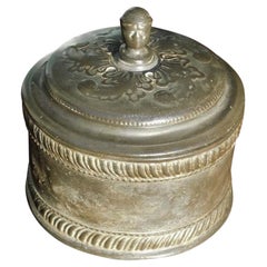 Vaso per tabacco inglese in peltro con fogliame decorativo e figure, circa 1780