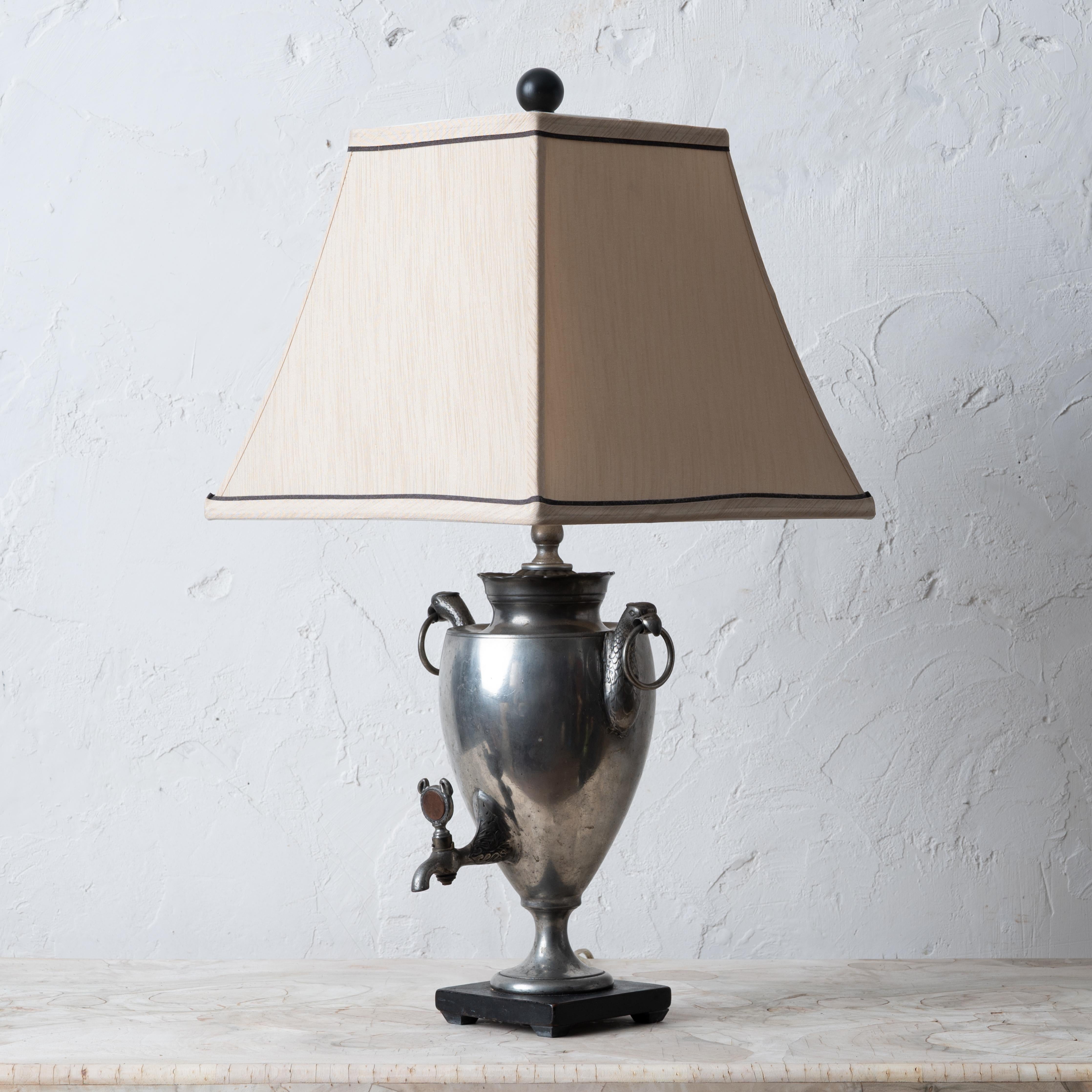 Englische Warmwasserurne aus Zinn, montiert als Lampe, 19. Jahrhundert. 



8 ½ Zoll breit, 8 Zoll tief und 25 Zoll hoch;  Schirm misst 12 ½ Zoll breit und 10 ½ Zoll hoch



