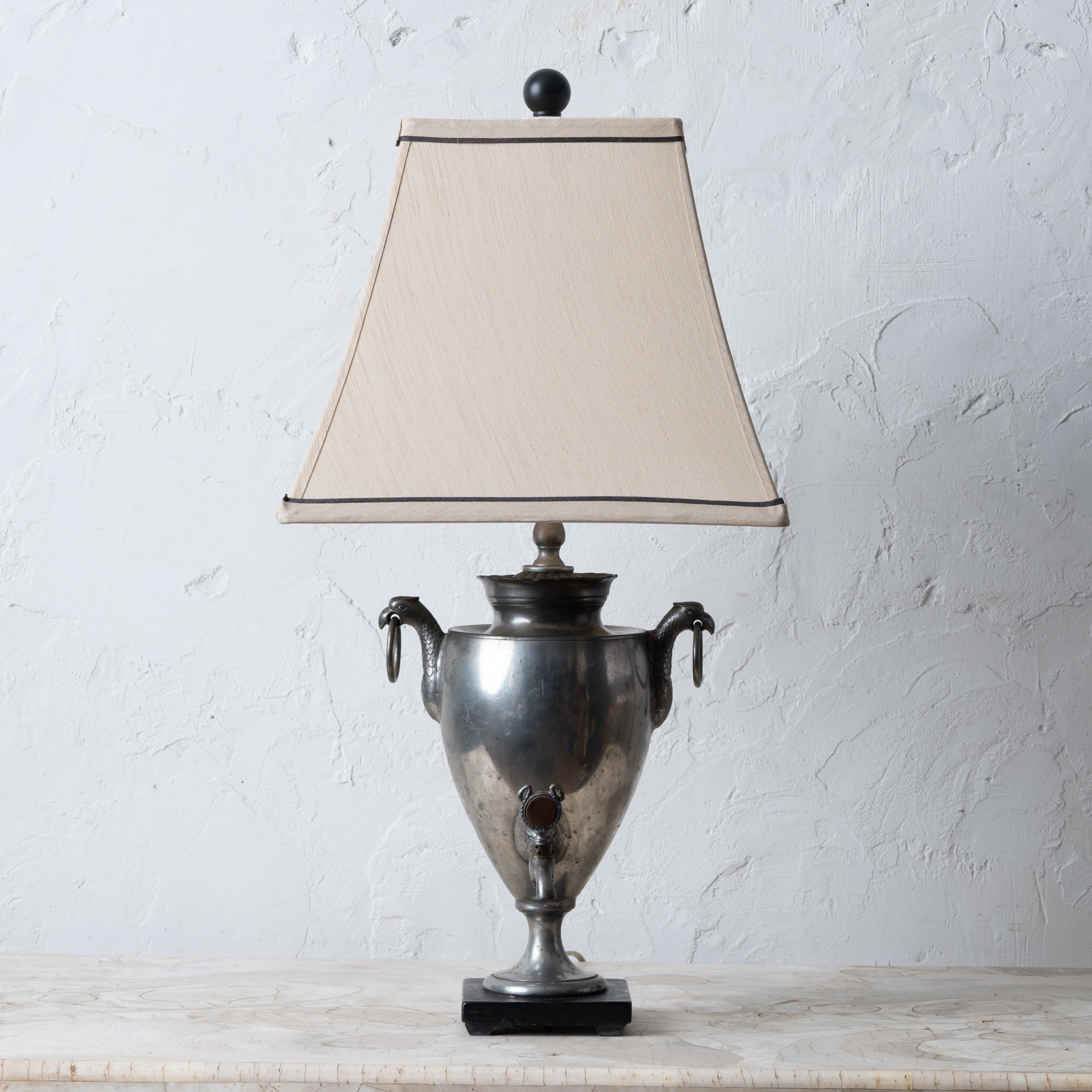 Englische Heißwasser-Urnenlampe aus Zinn, 19. Jahrhundert (Hartzinn) im Angebot