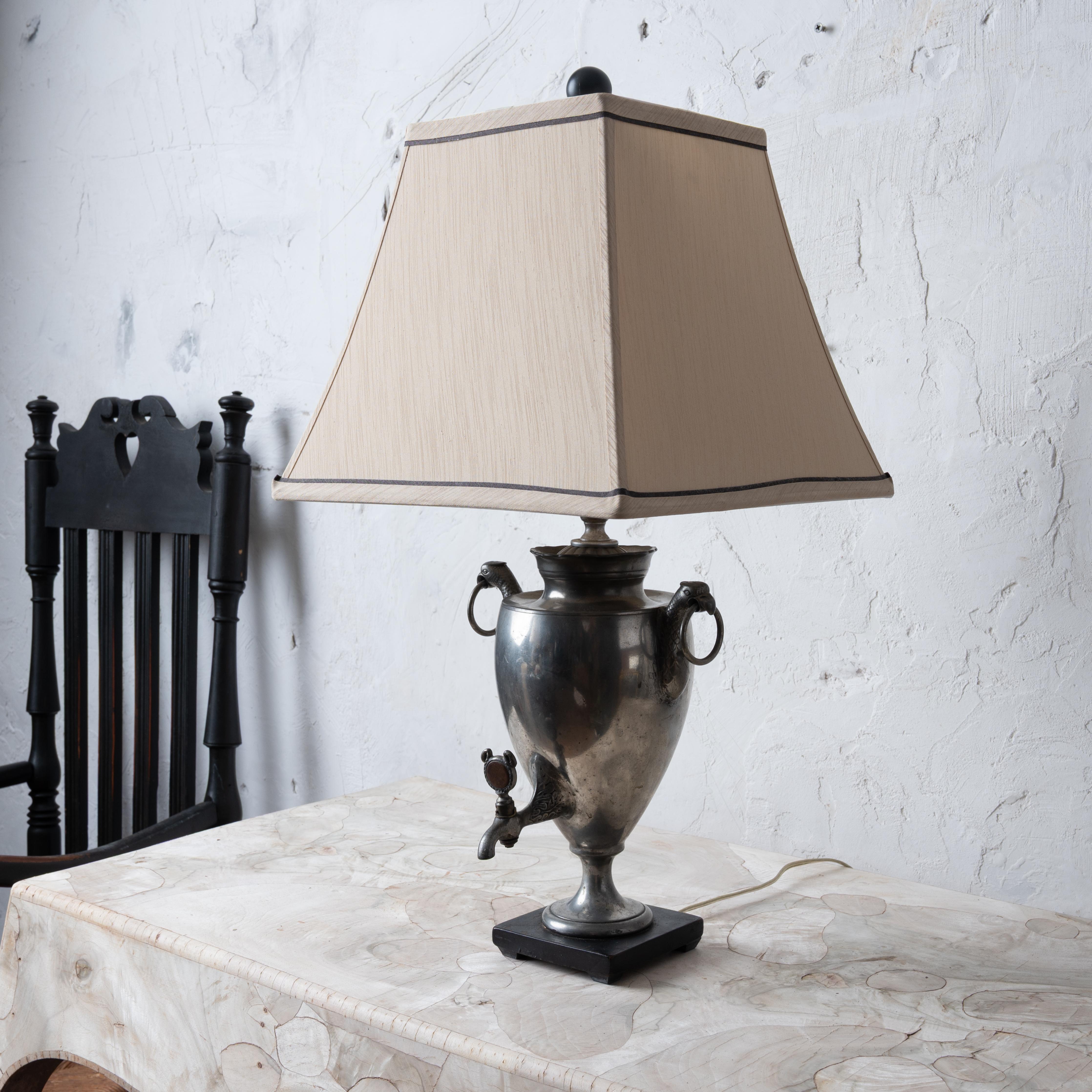 Englische Heißwasser-Urnenlampe aus Zinn, 19. Jahrhundert im Angebot 1