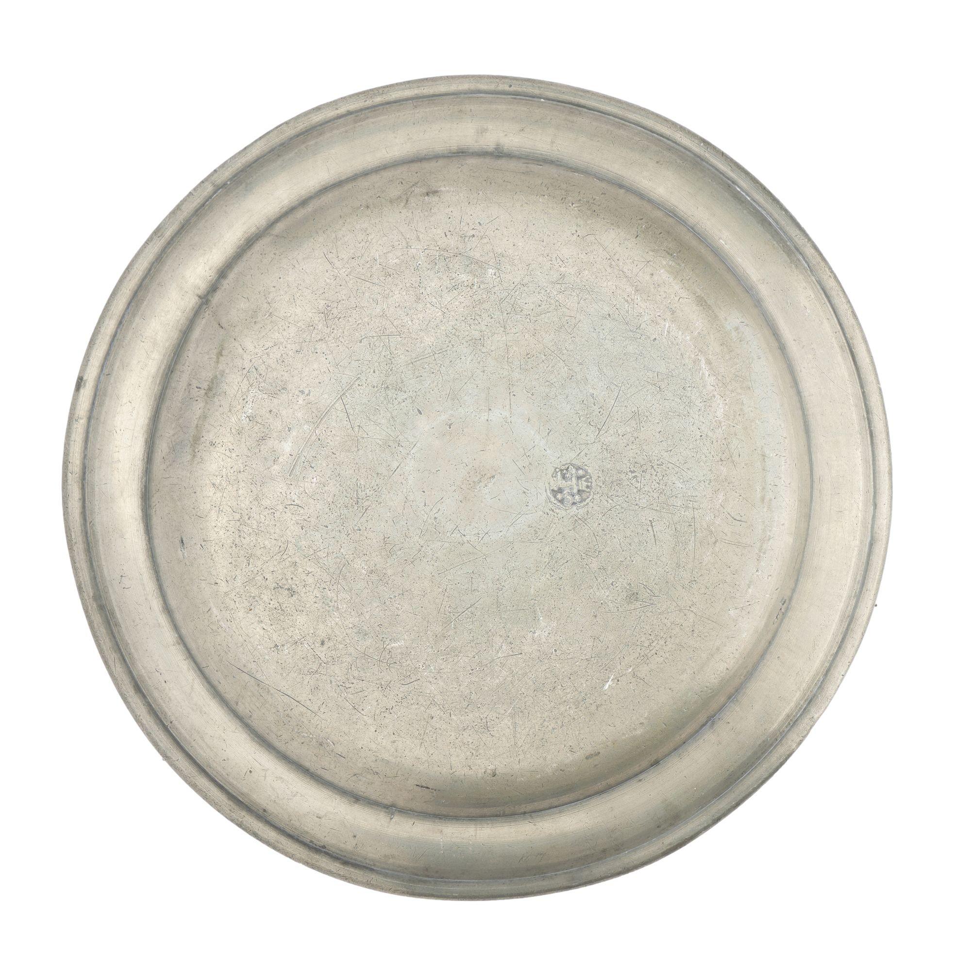 English pewter plate attributed to Henry Joseph, c. 1736 In Fair Condition In Kenilworth, IL