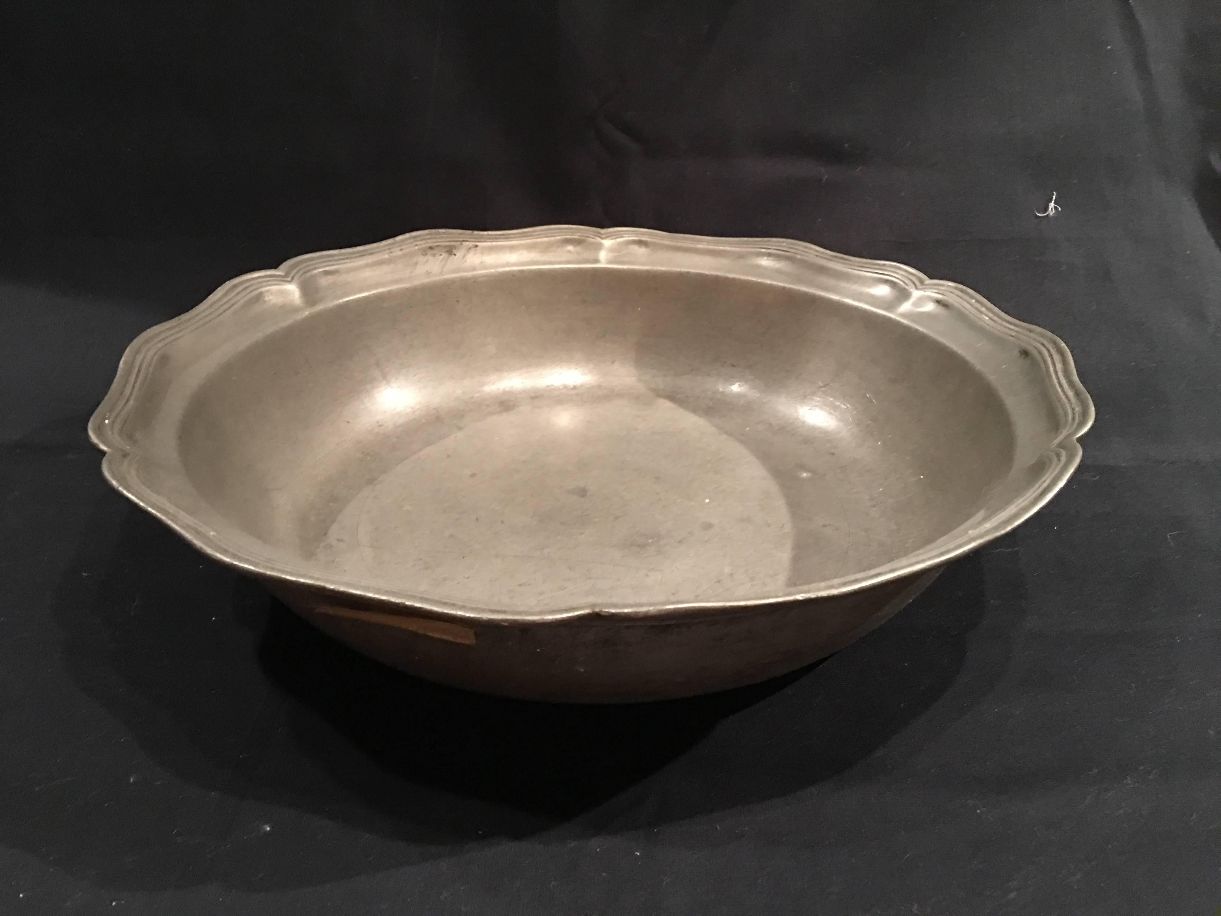 English pewter serving bowl, 19th century.