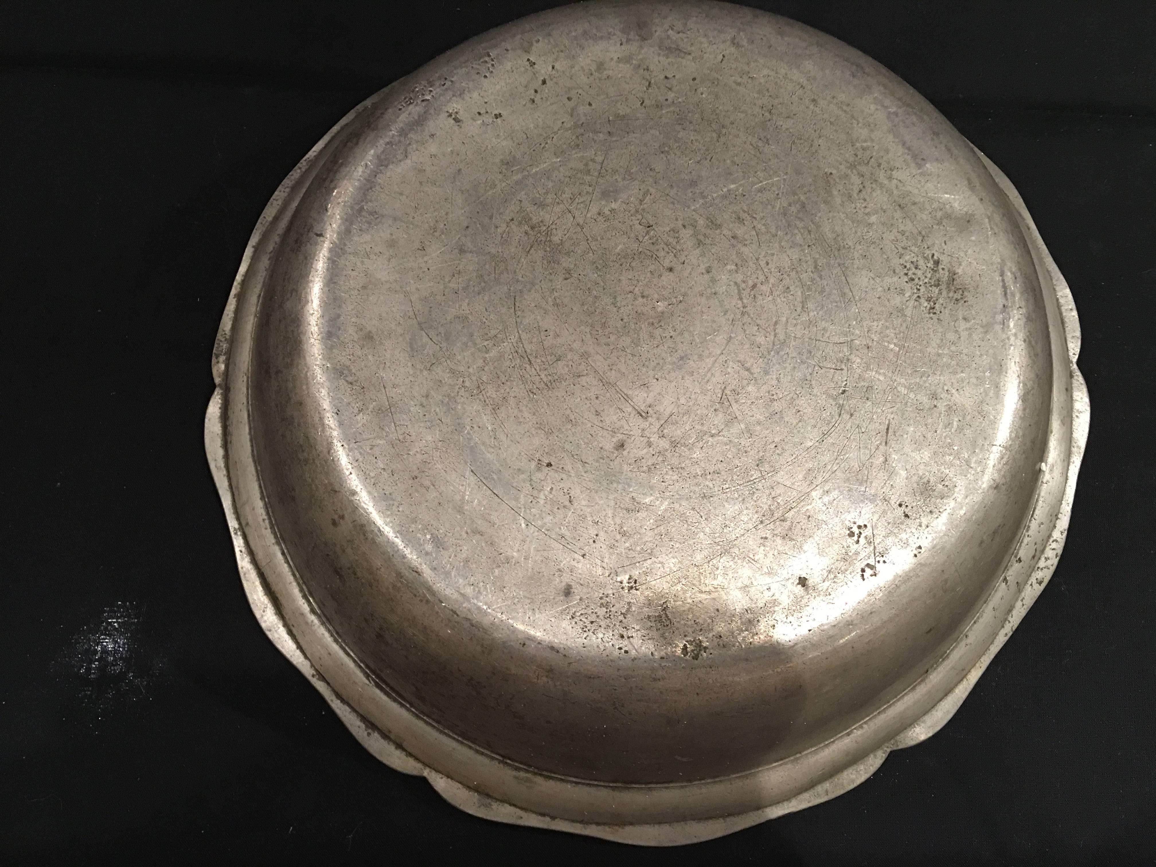 English Pewter Serving Bowl, 19th Century In Good Condition In Savannah, GA