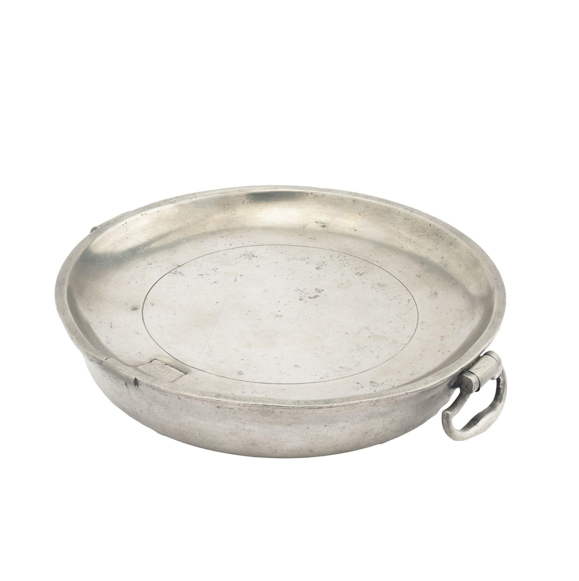 Pewter warming plate with drop bail handles, impressed with the mark of Edward Wilkes & Wm Villers.
Impressed on the underfoot: V&W, Birmingham
Birmingham, England, Moor Street, 1808-1827.