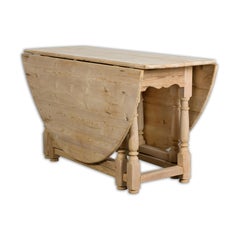 English Pine 19th Century Drop Leaf Table with Oval Top and Carved Apron