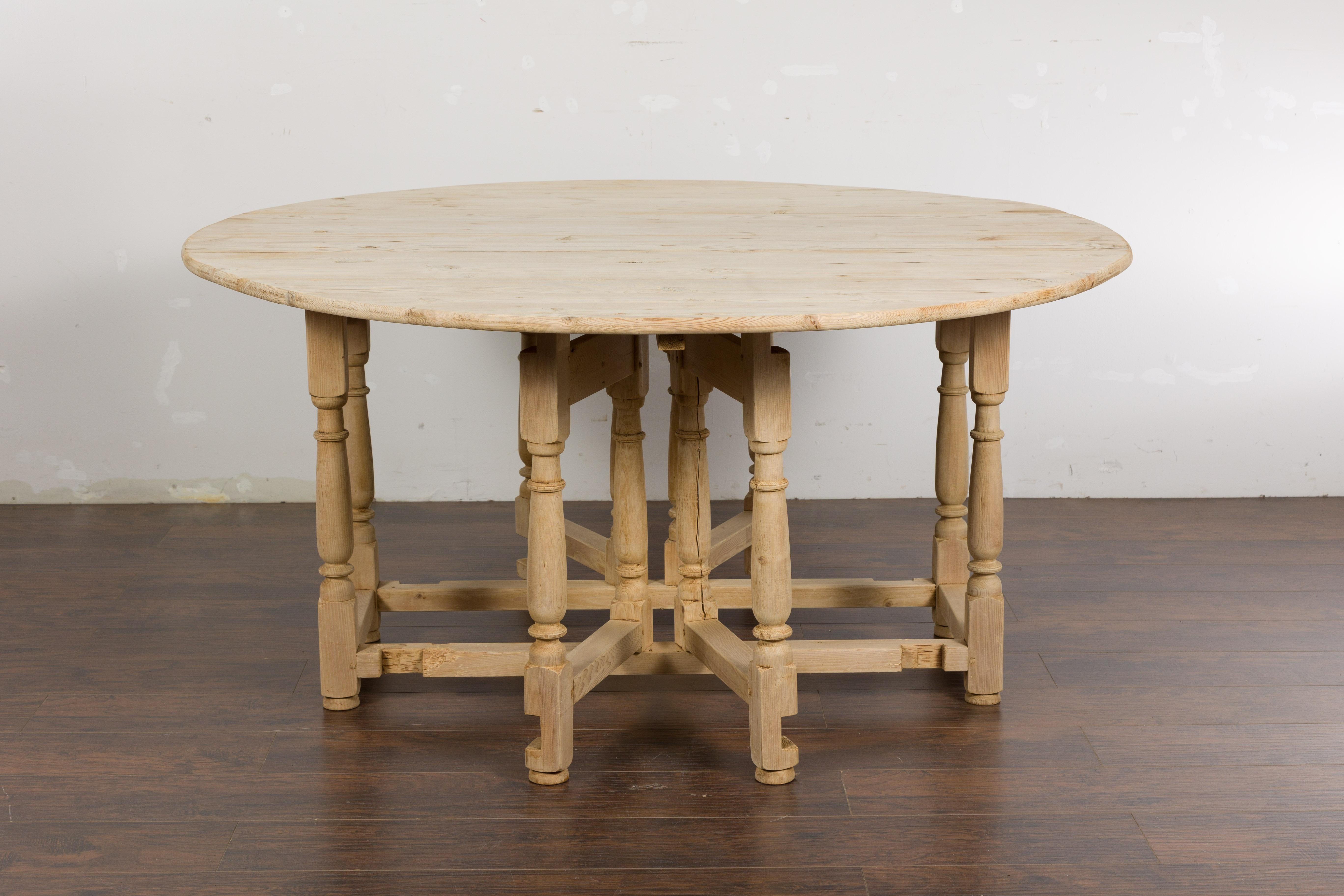 English Pine 19th Century Drop Leaf Table with Oval Top and Carved Apron For Sale 3