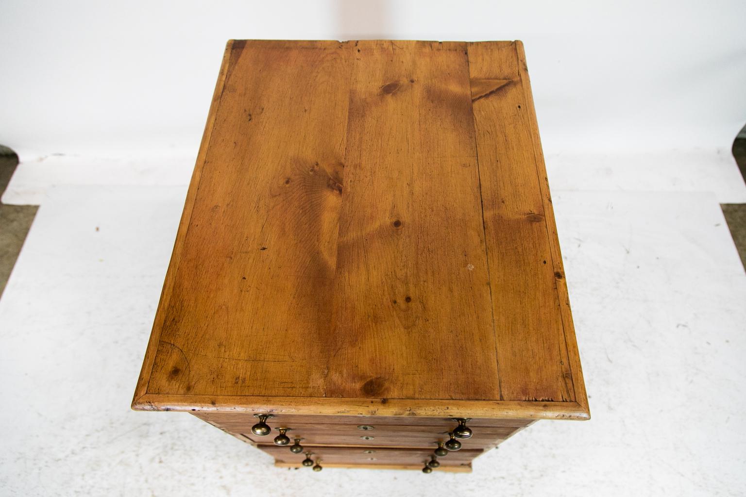 This five-drawer chest is made of pine and mahogany. The maker used mahogany facing on the drawer fronts to have a contrasting color combination.