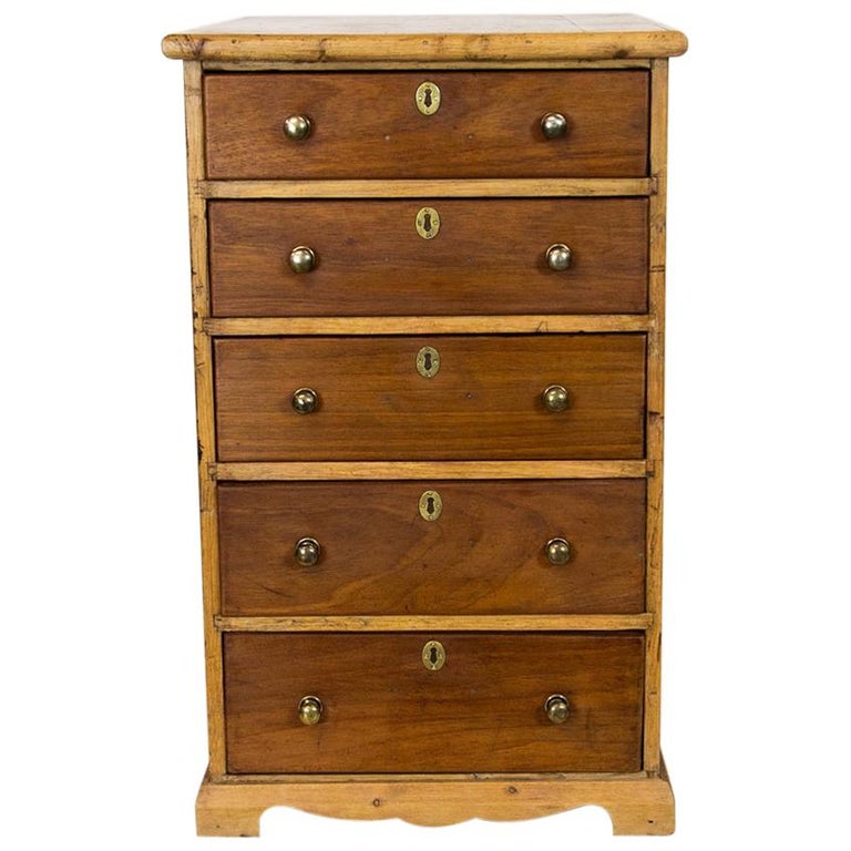 COMMODE sauteuse en acajou mouluré, la façade et les côtés galbés