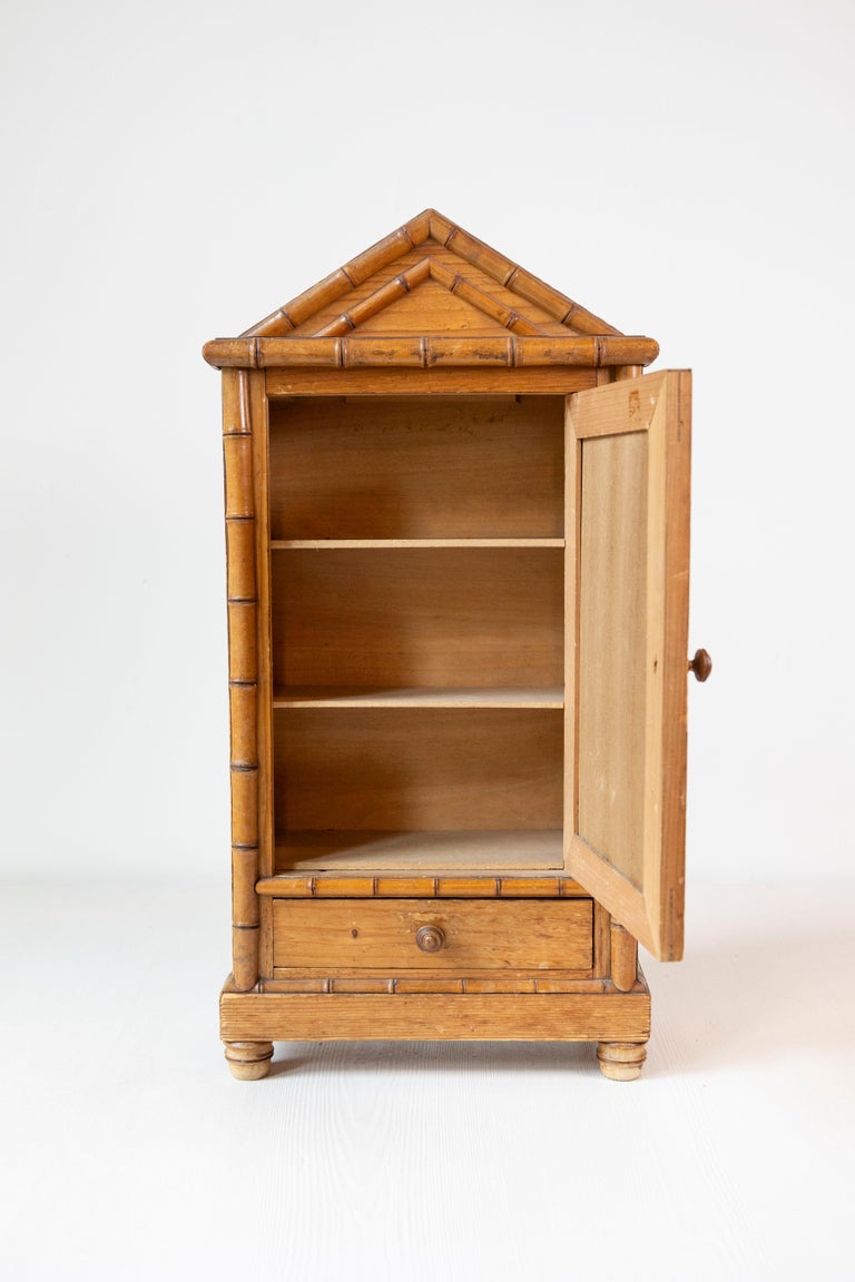 Englisch Kiefer Bambus Stil Kleine Vitrine mit Spiegel im Angebot bei  1stDibs Deutschland