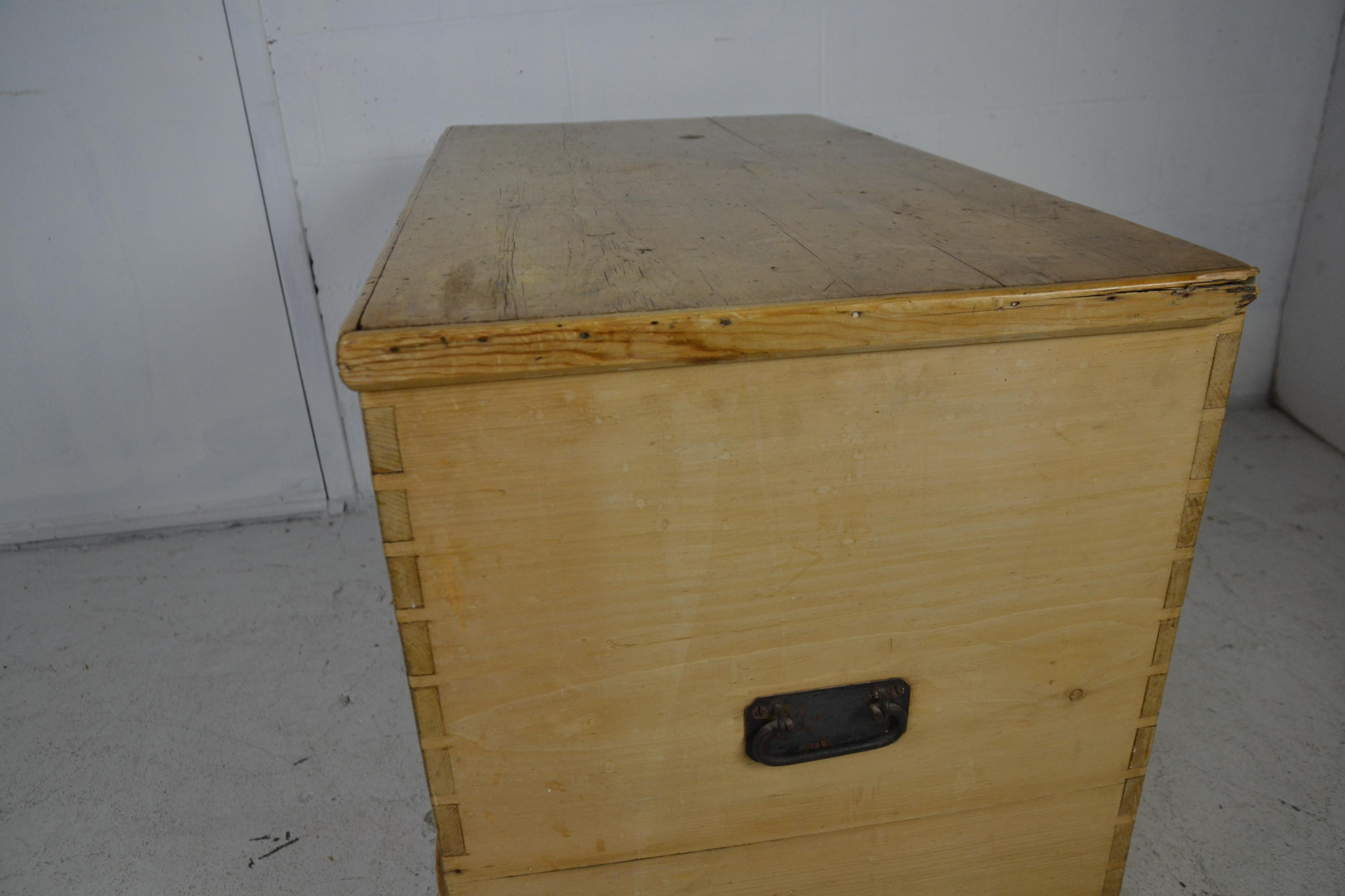 English Pine Blanket Box / Mule Chest In Good Condition In Pomona, CA