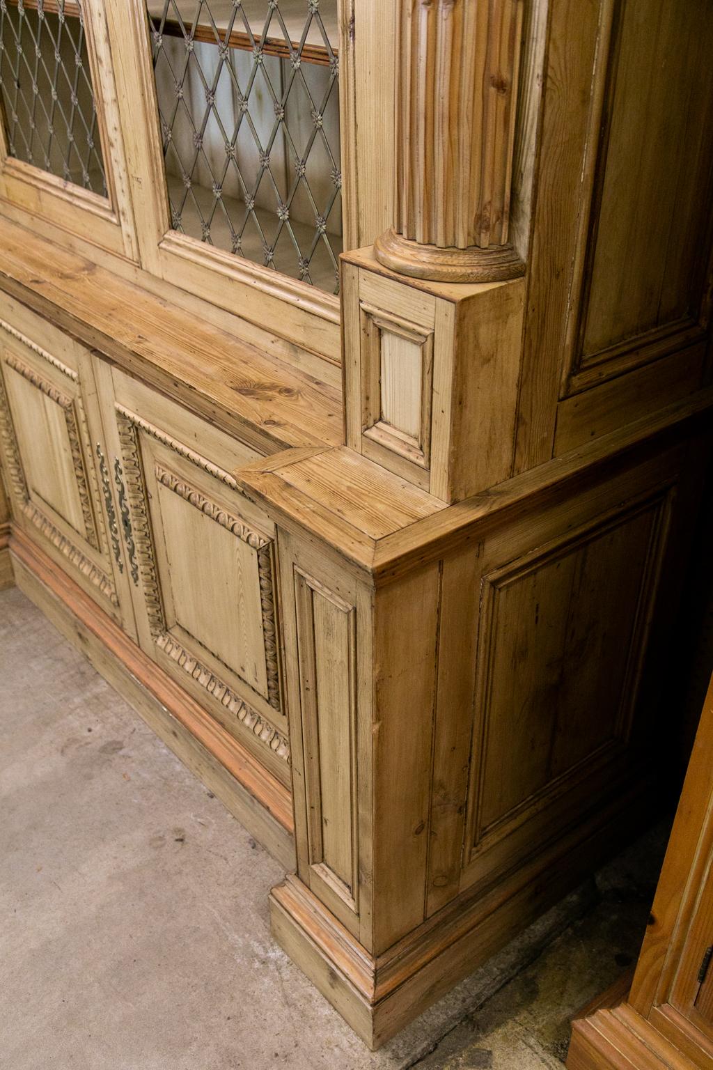 English Pine Bookcase In Good Condition In Wilson, NC