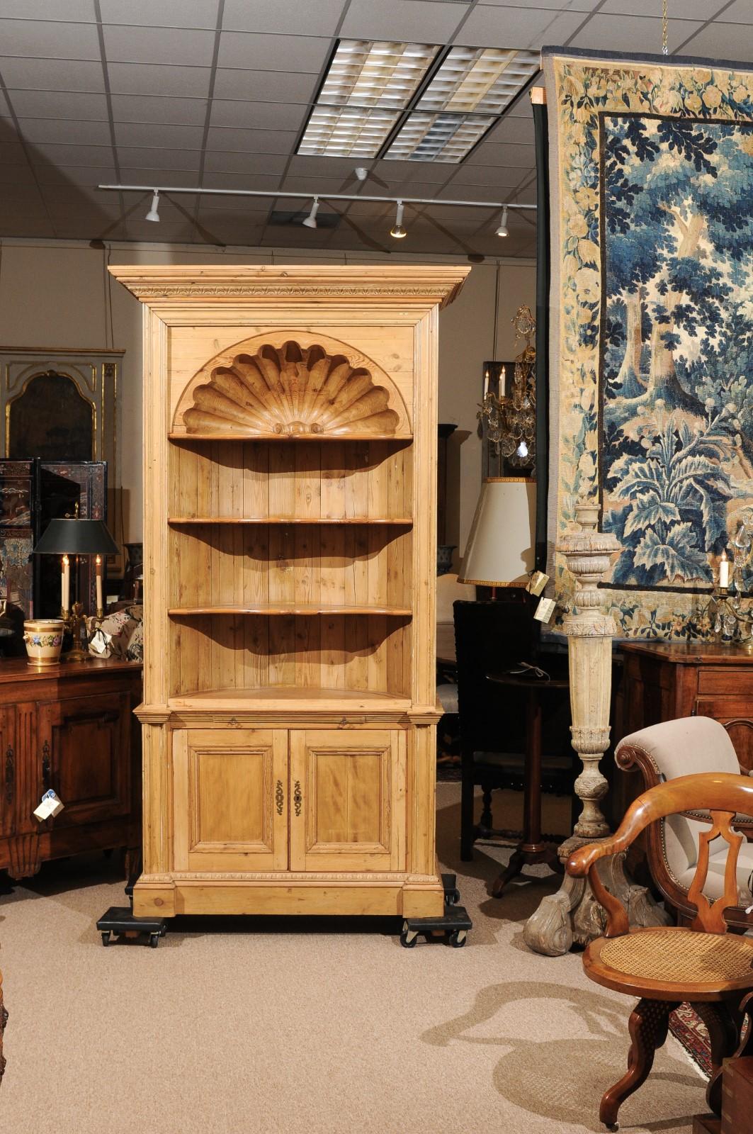 English Pine Bookcase with Shell Carving In Good Condition In Atlanta, GA