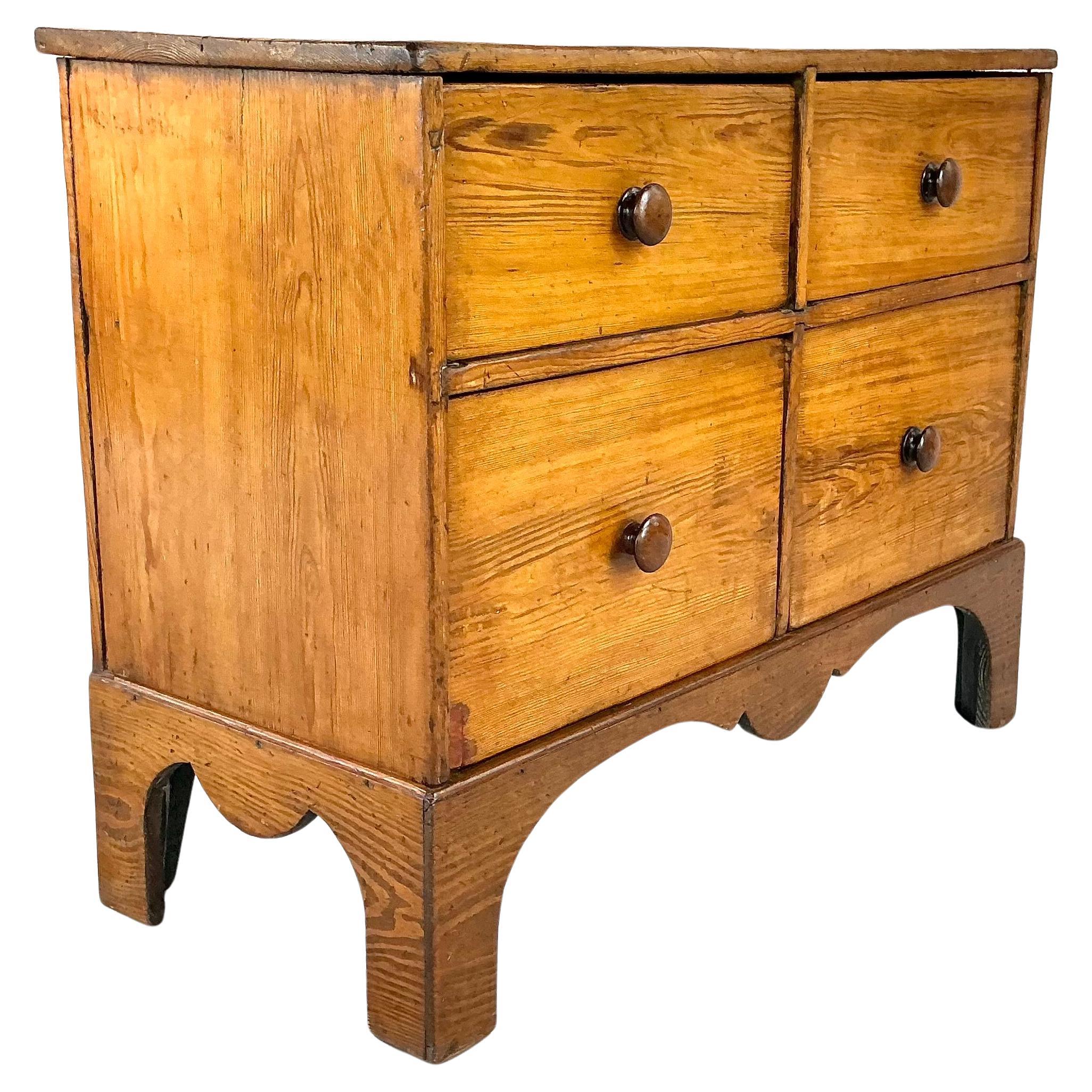 Cassettiera in pino inglese. Questa cassapanca incarna il calore, la semplicità e la maestria artigianale associati ai mobili inglesi dell'epoca. Costruito in pino massiccio con  Con una patina mielata ammorbidita dal tempo, il pezzo presenta