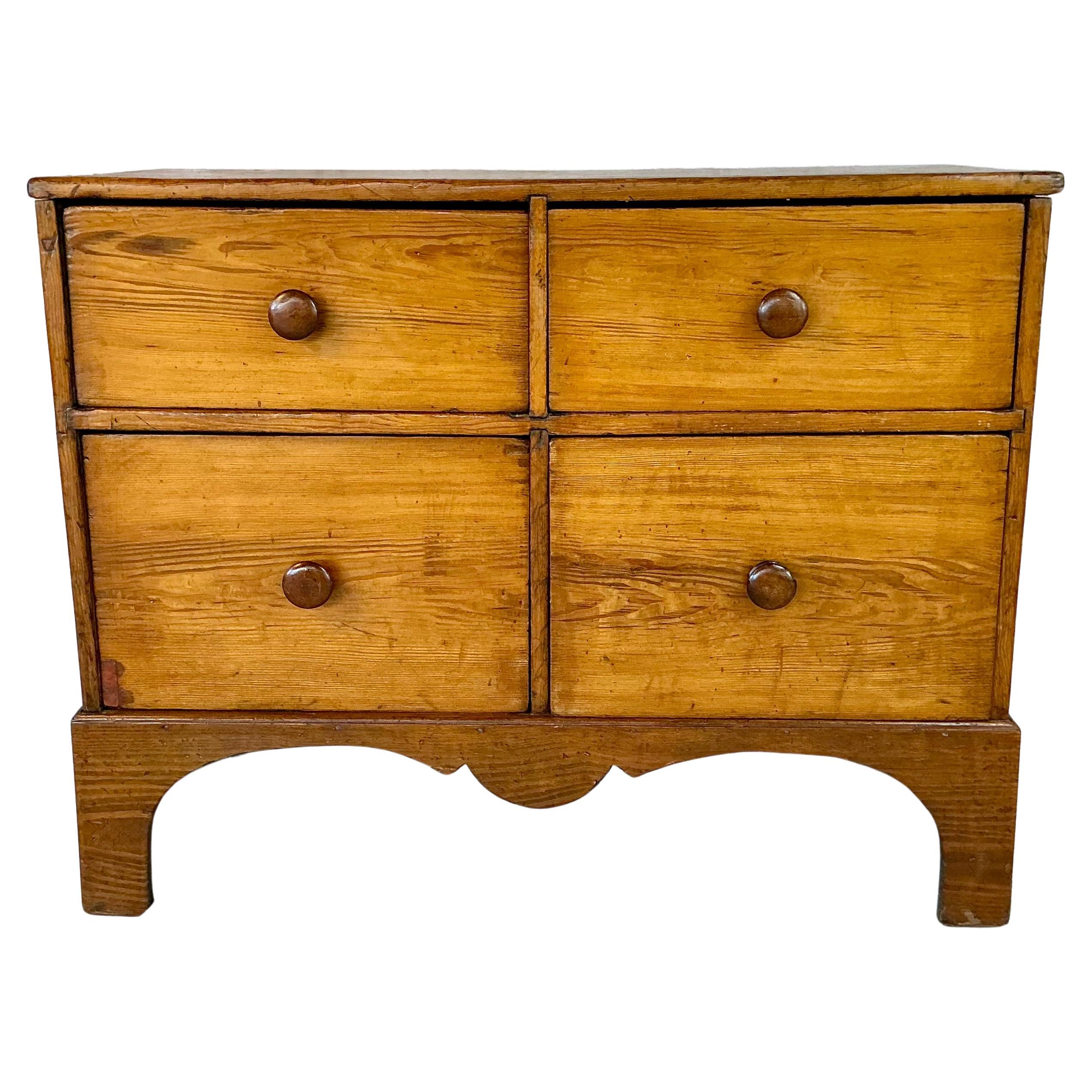 Vittoriano English Pine Chest of Drawers in vendita