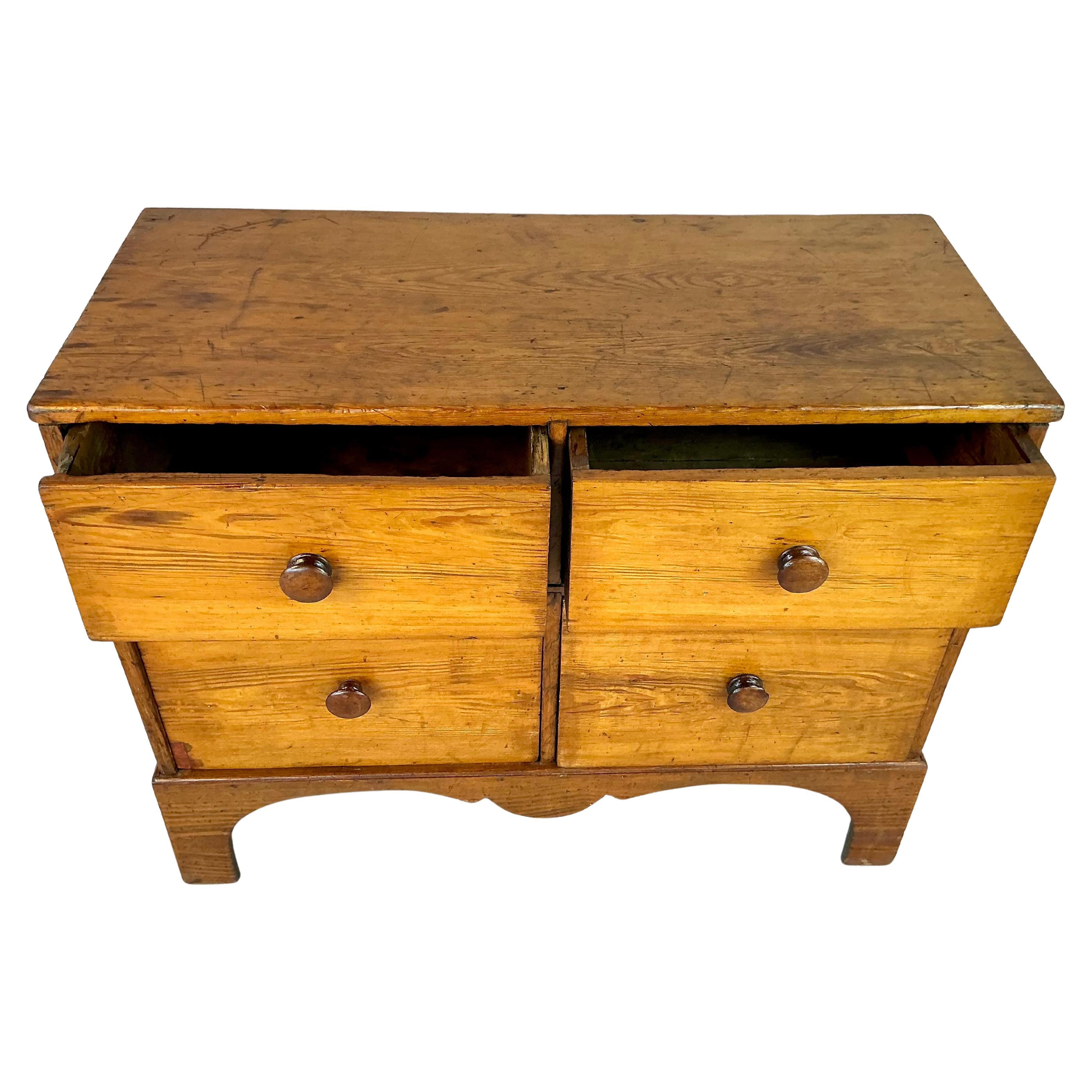 Britannico English Pine Chest of Drawers in vendita