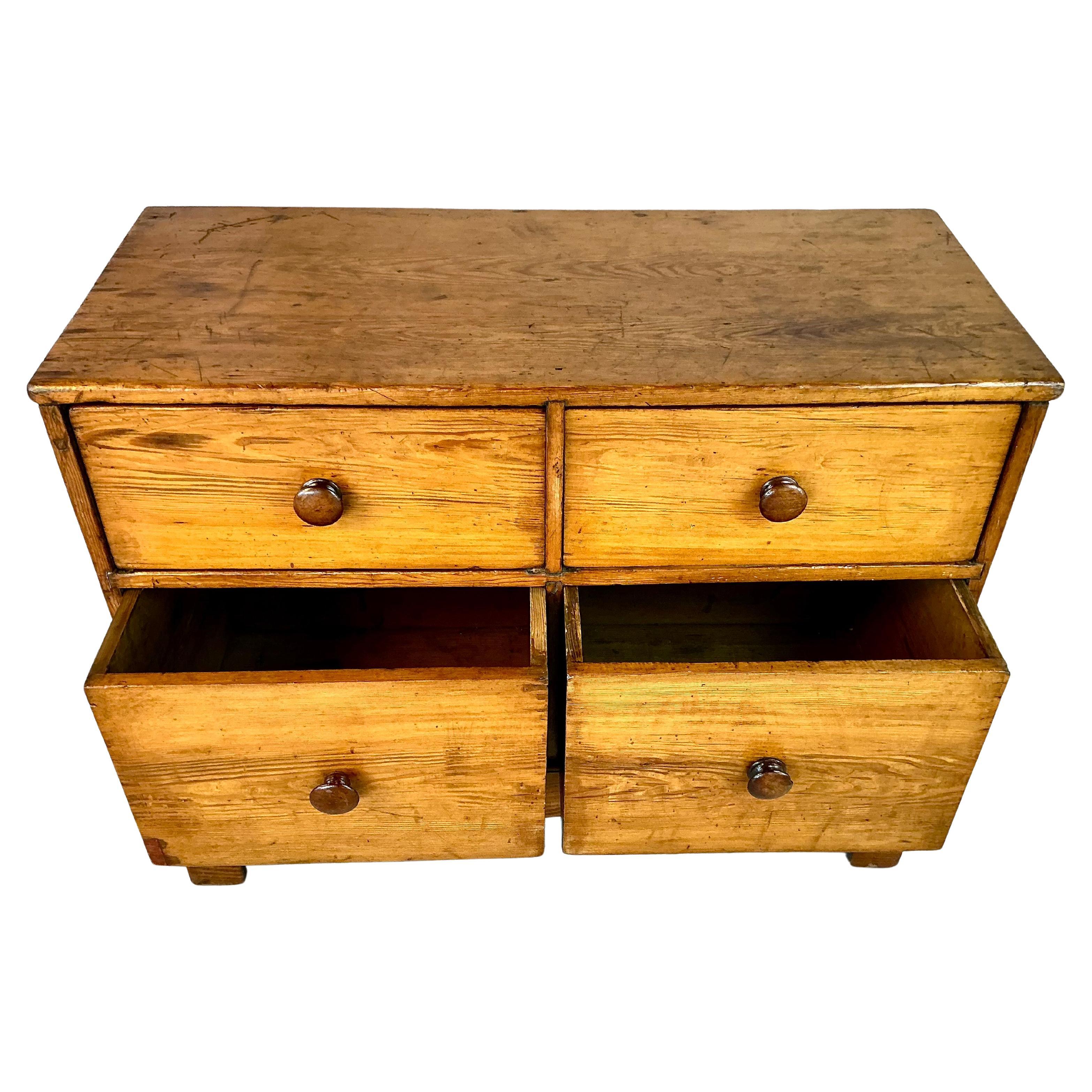 English Pine Chest of Drawers In condizioni buone in vendita a Bradenton, FL