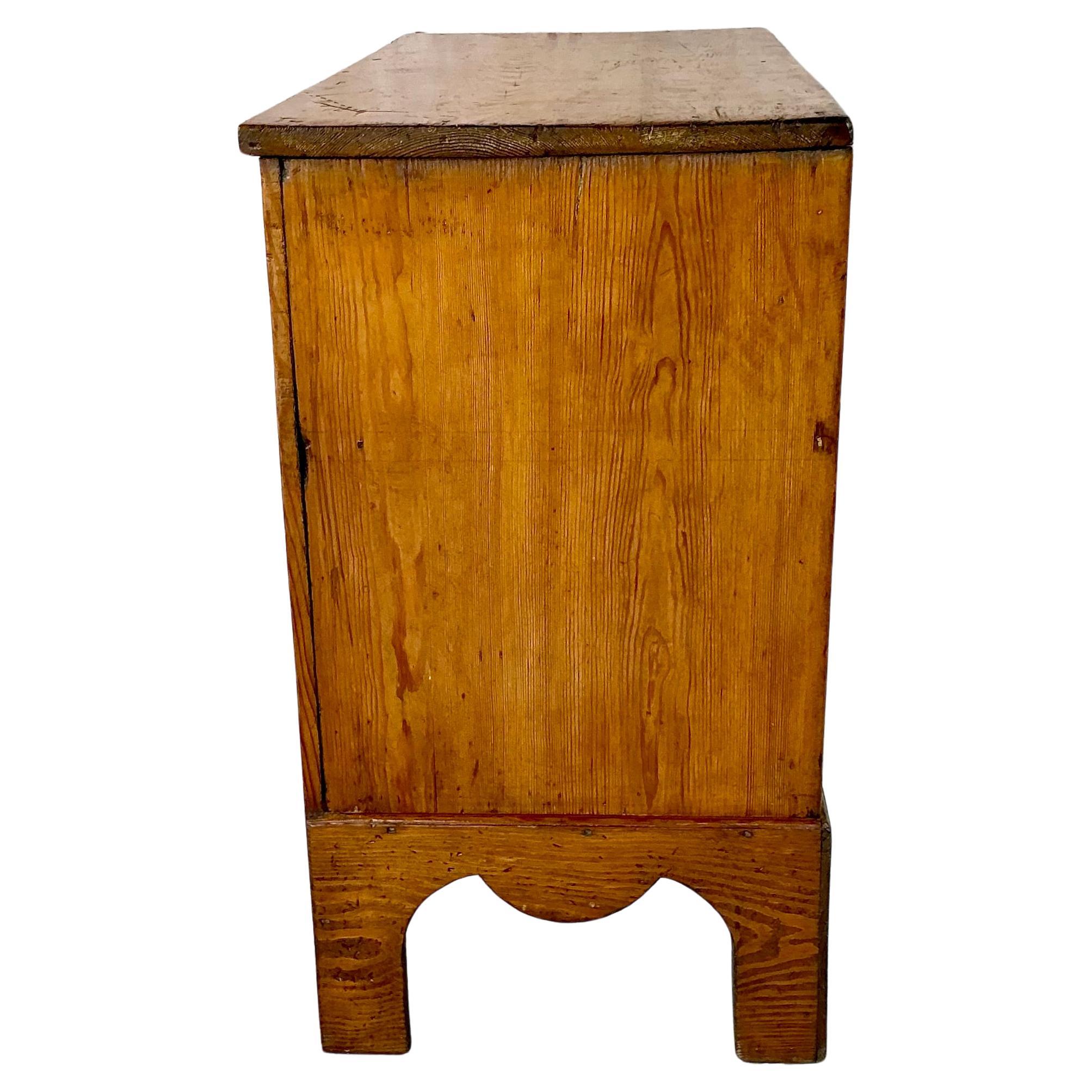 XIX secolo English Pine Chest of Drawers in vendita