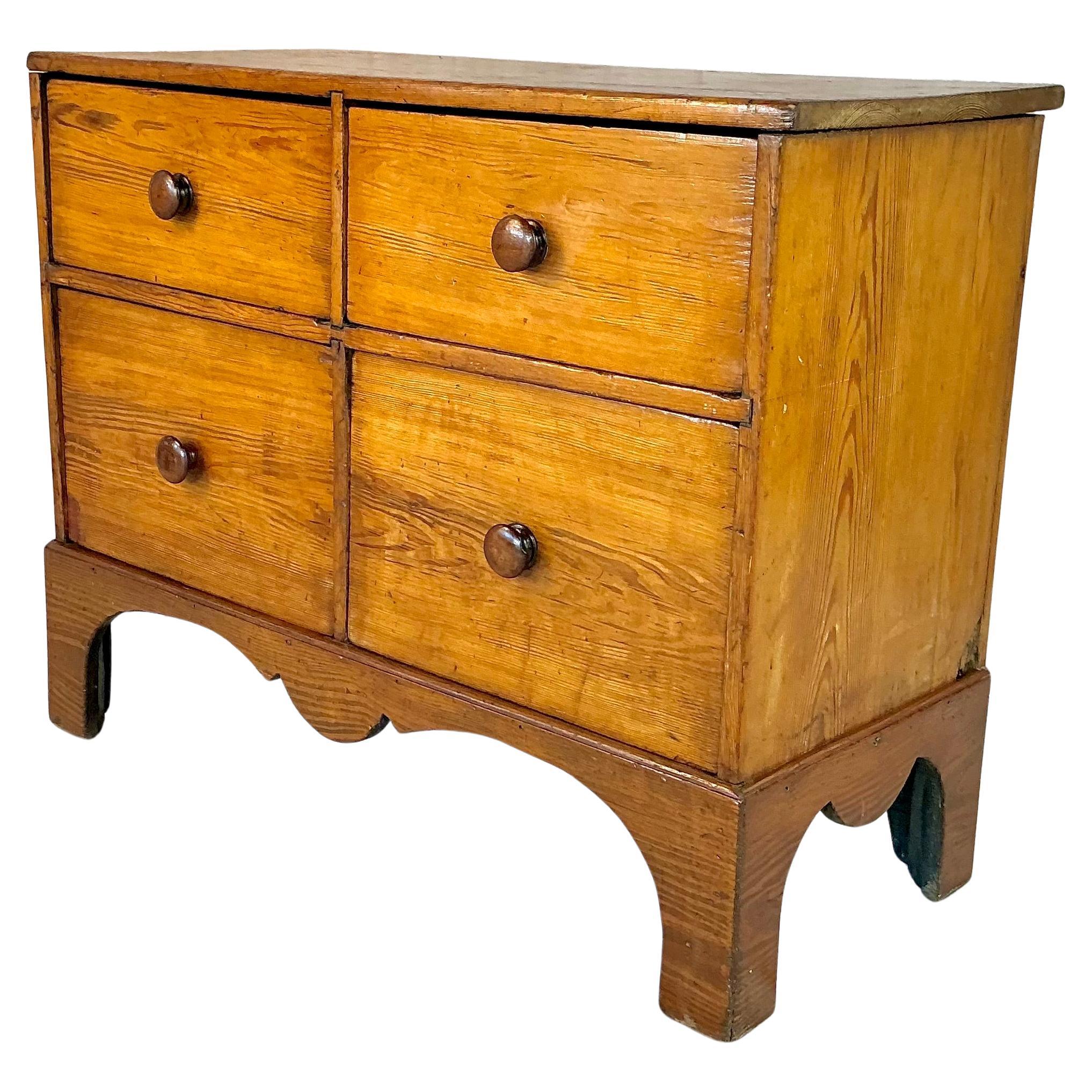 English Pine Chest of Drawers in vendita