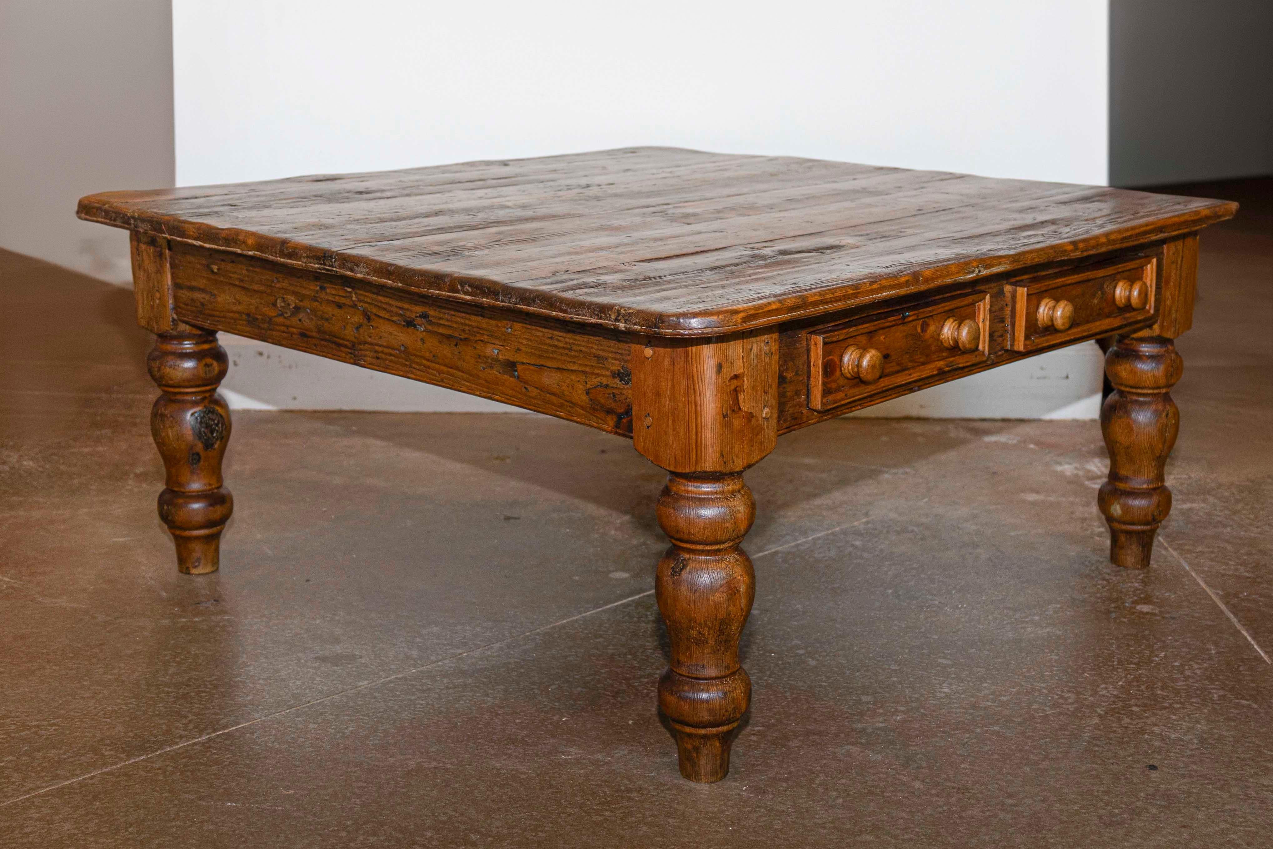 English Pine Coffee Table In Good Condition In Atlanta, GA