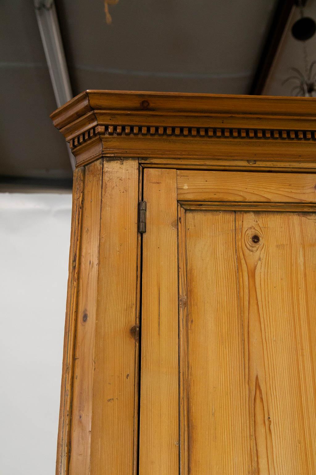 The feet of this cupboard have been replaced. The shelves are fixed and there is a working lock.