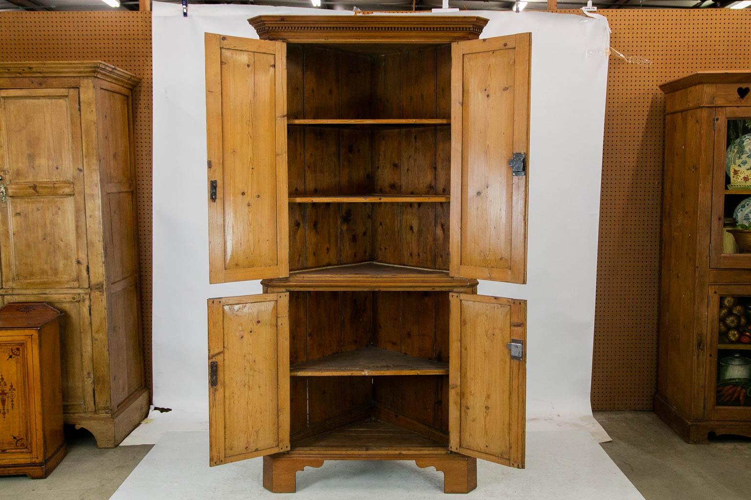 English Pine Corner Cupboard In Good Condition For Sale In Wilson, NC
