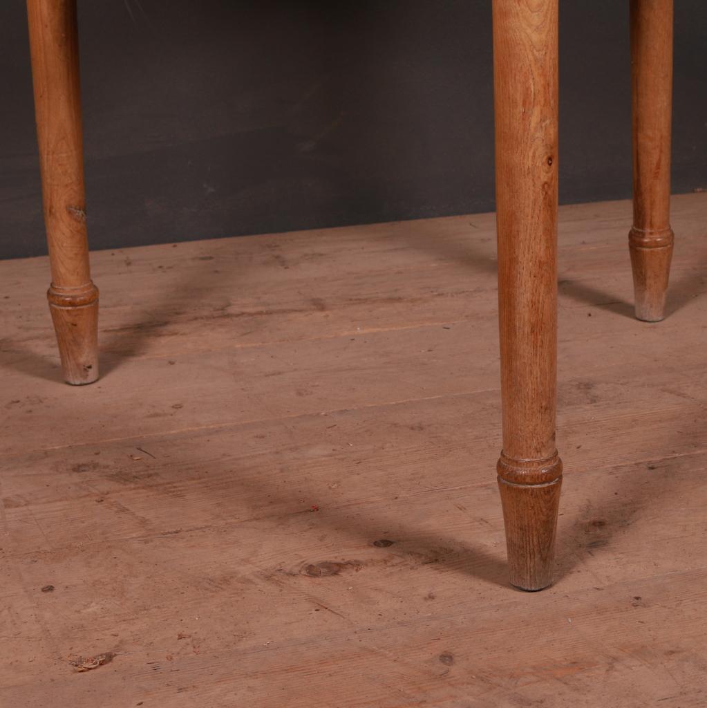 Large 19th century scrubbed pine cricket table, 1840.

Dimensions:
28.5 inches (72 cms) high
30 inches (76 cms) diameter.